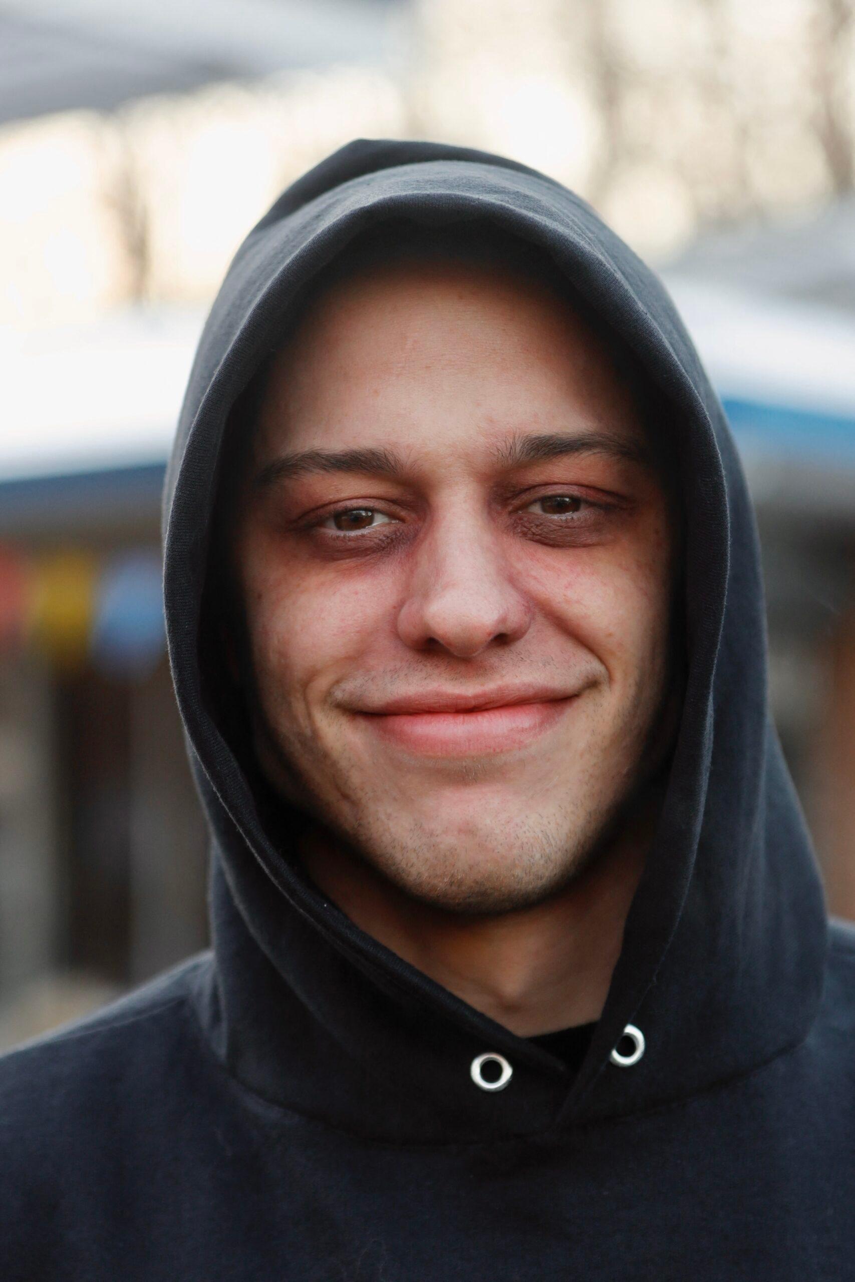 Pete Davidson é flagrado filmando 'Home' em Nova York