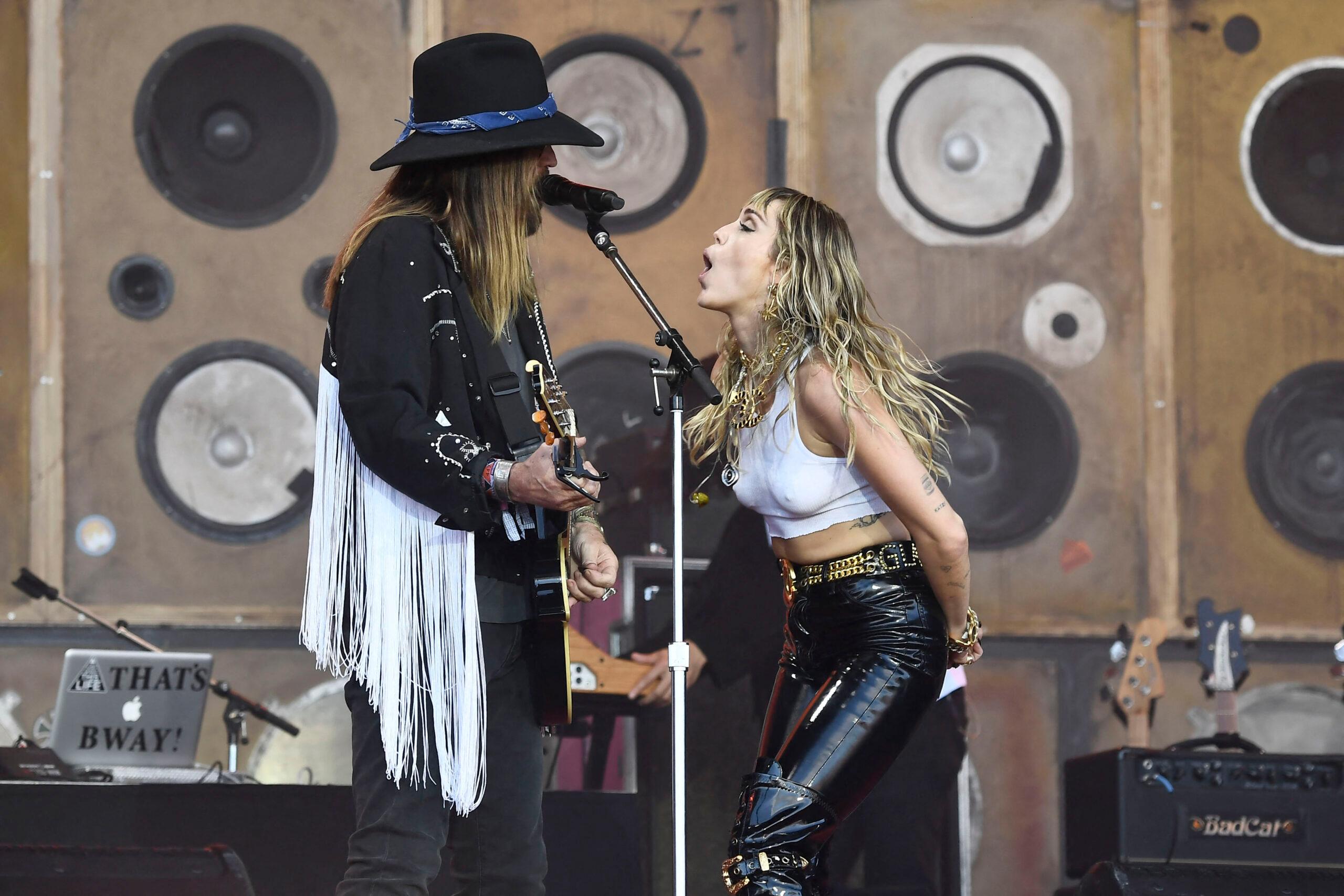 Miley Cyrus se apresentando com Billy Ray Cyrus no Festival de Glastonbury 2019