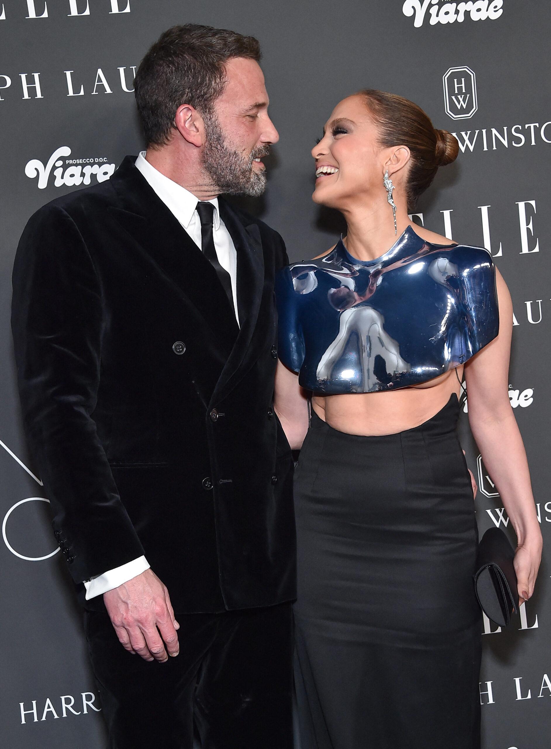 Jennifer Lopez dan Ben Affleck di Elle merayakan 2023 wanita di Hollywood