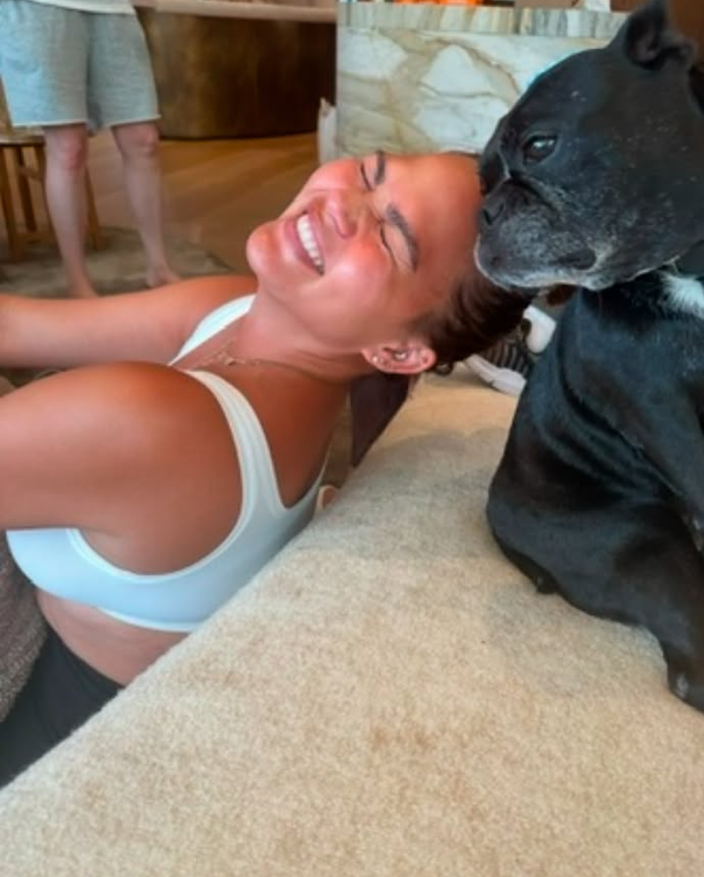 Chrissy Teigen dan Dog