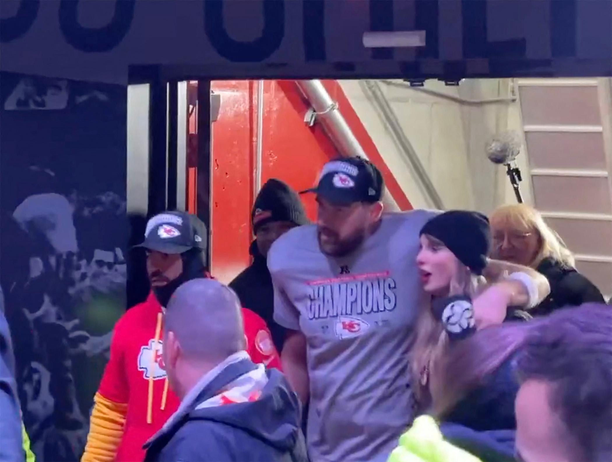 Taylor Swift dan Travis Kelce meninggalkan Arrowhead Stadium Field untuk bersorak setelah kemenangan besar Chiefs.