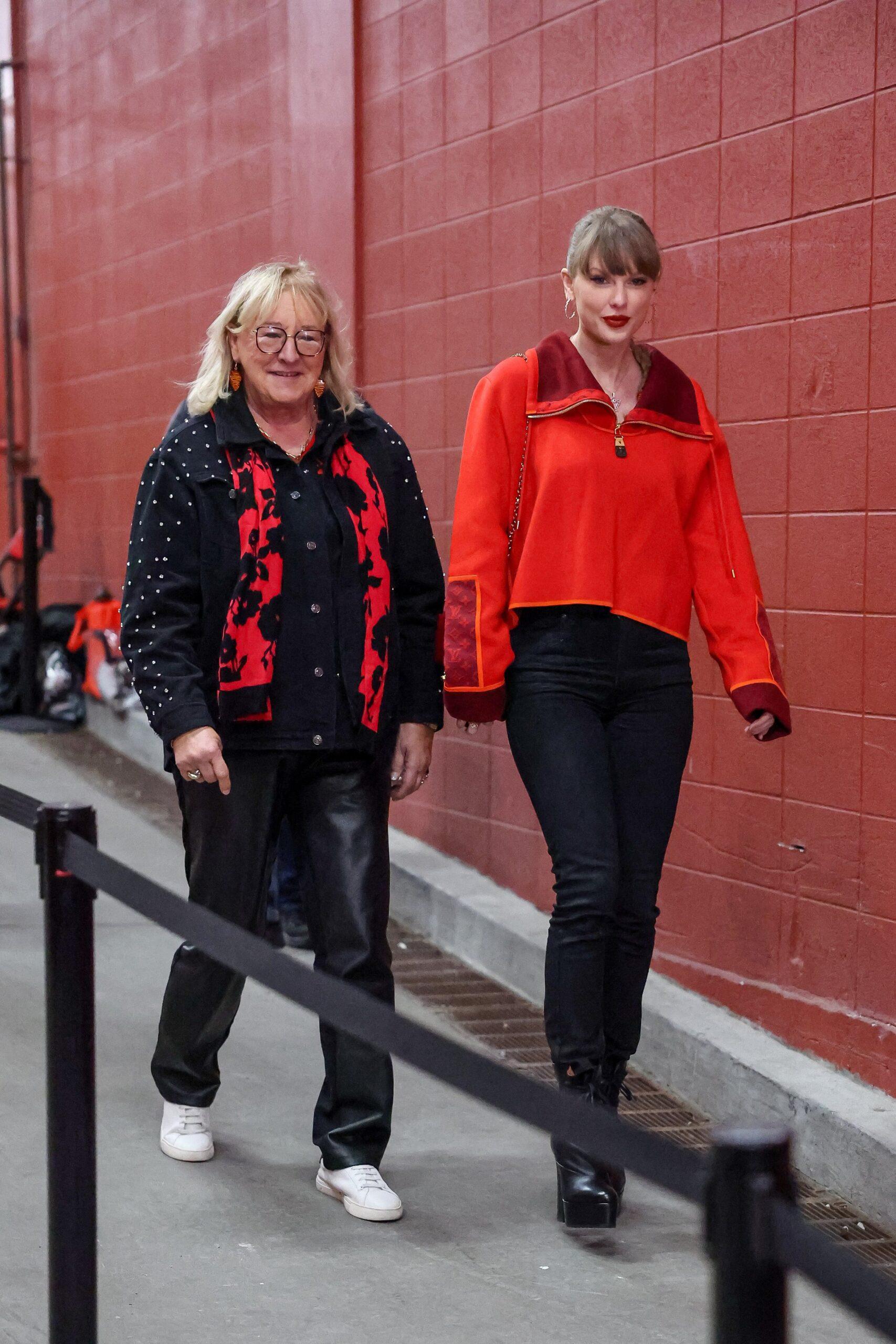 Taylor Swift dan Donna Kelce di Kansas untuk pertandingan Chiefs