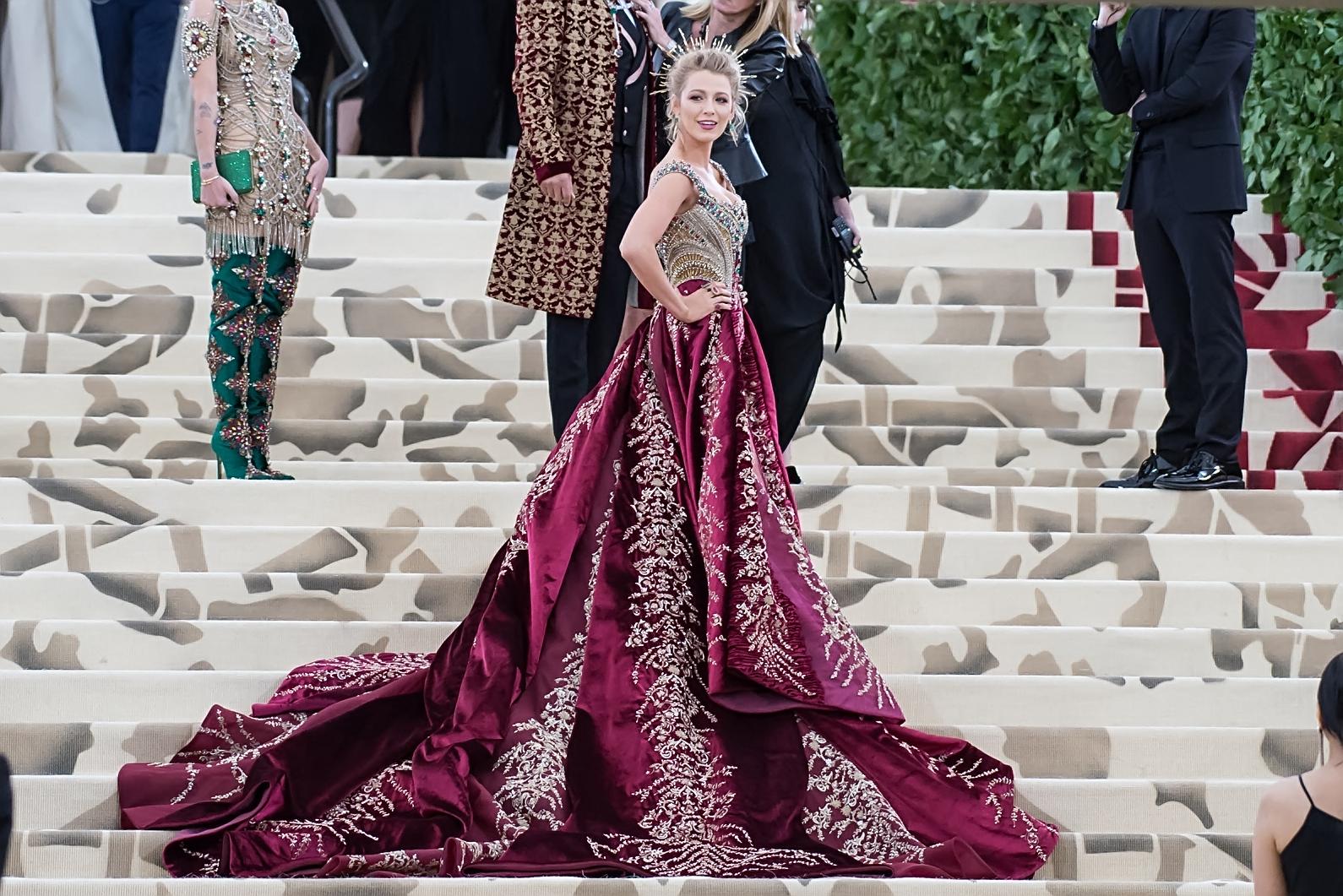 Blake Lively dengan gaun merah marun