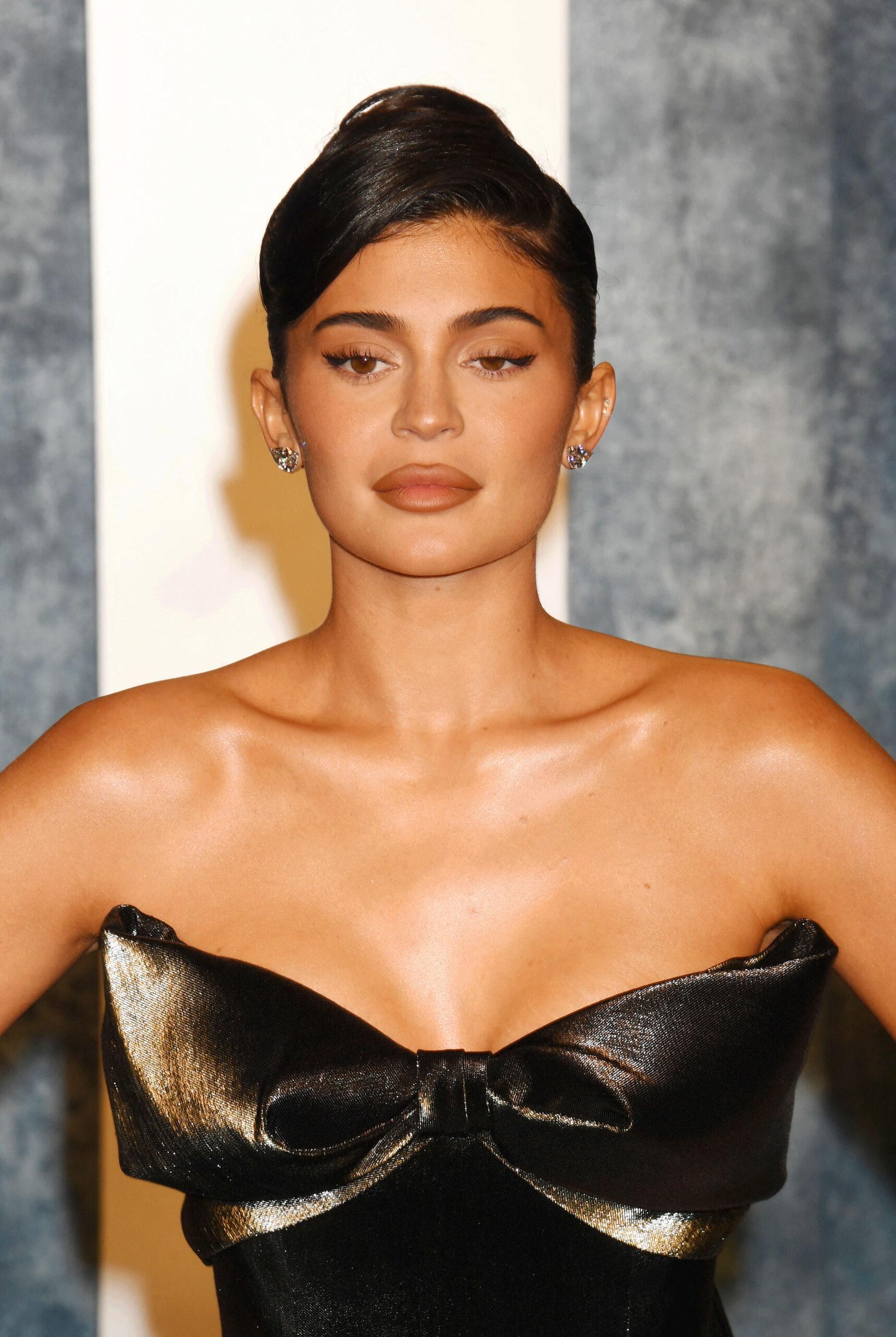 Kylie Jenner di 2023 Vanity Fair Oscar Party Diselenggarakan oleh Radhika Jones