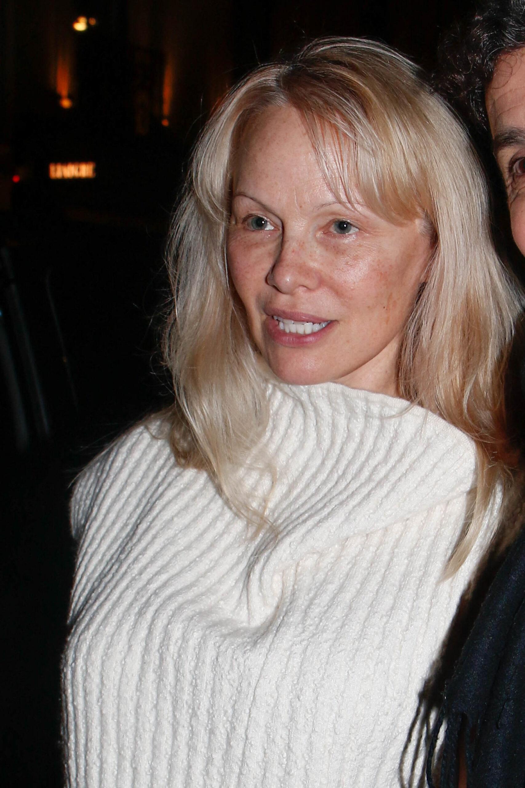 Pamela Anderson tiba di hotelnya selama Paris Fashion Week