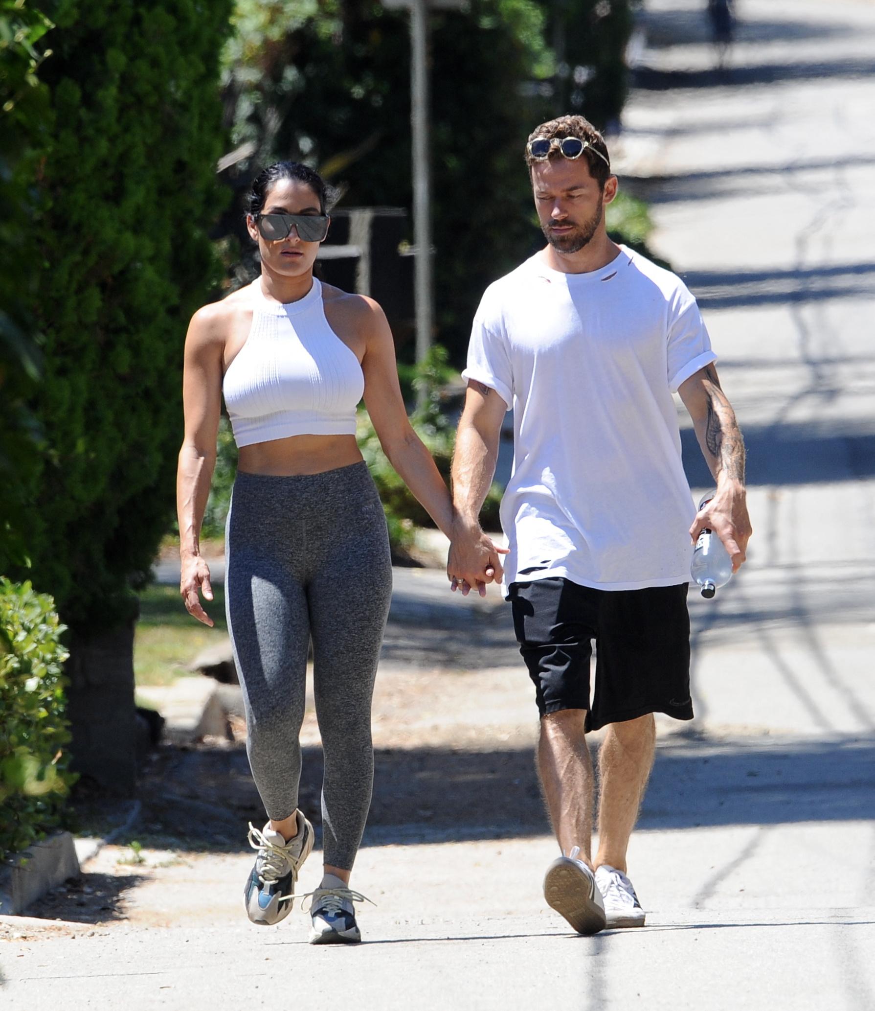 Nikki Bella dan Artem di Fryman Canyon Trails