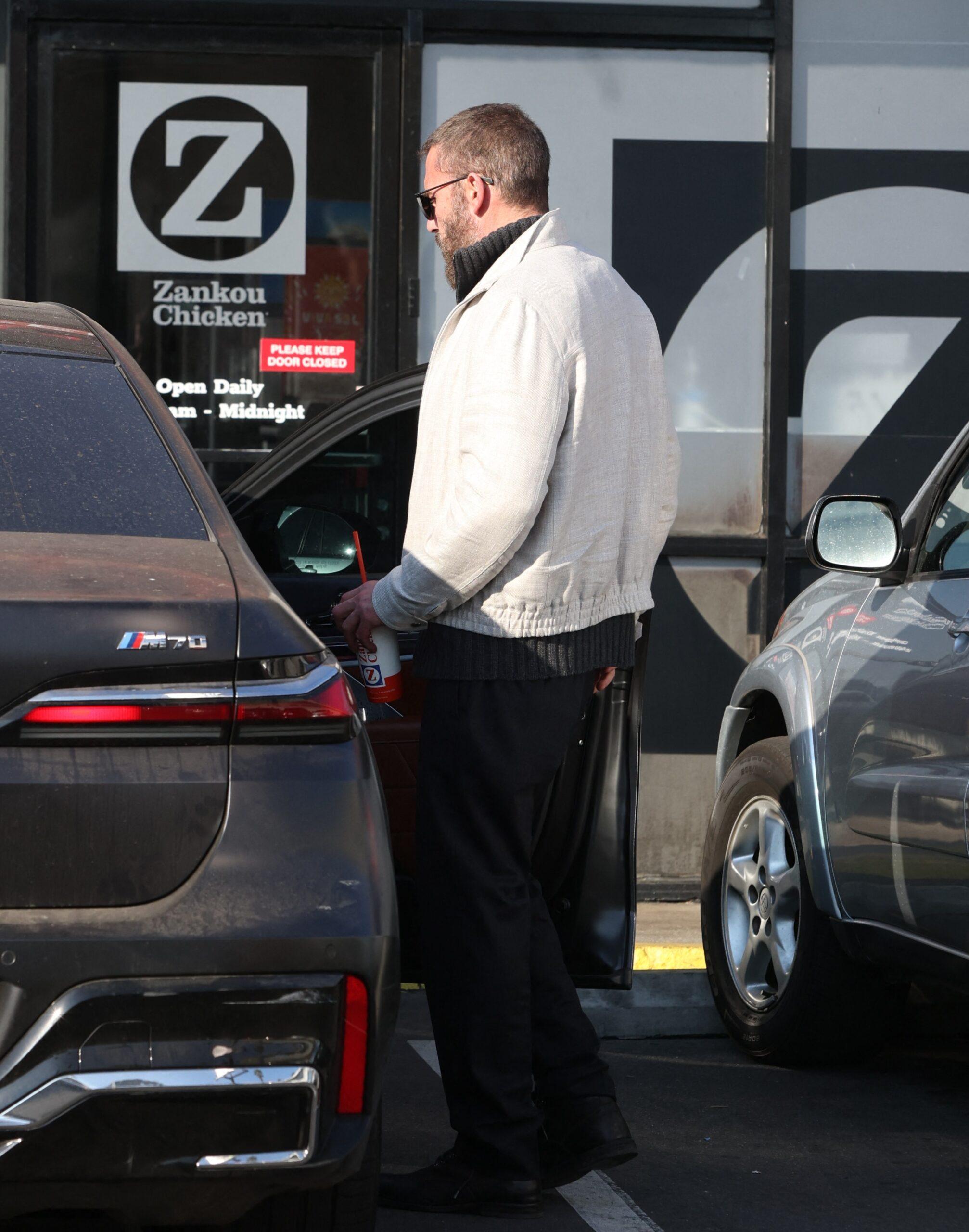 Ben Affleck viu levar a Fil Fin em um longo passeio de treino e almoço de frango