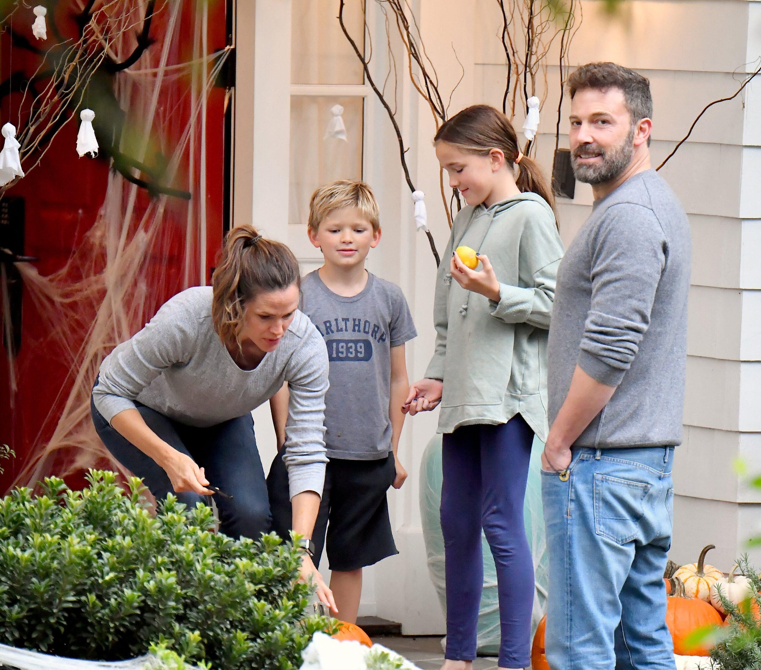 Ben Affleck and Jennifer Garner put up a united front for their kids as they light a Jack - o- lantern