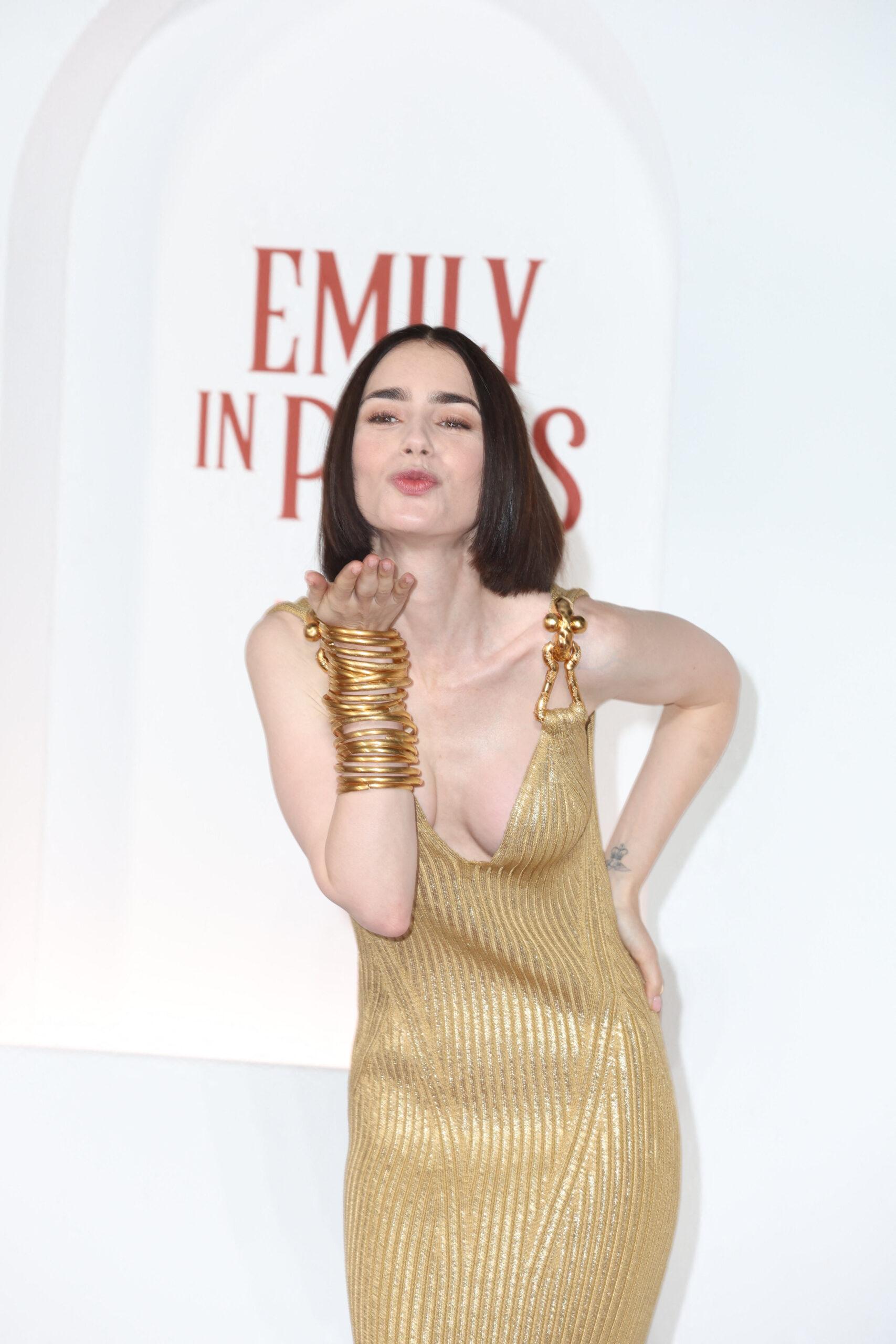 Lily Collins di pemutaran perdana Italia Emily di musim ke -4 Paris