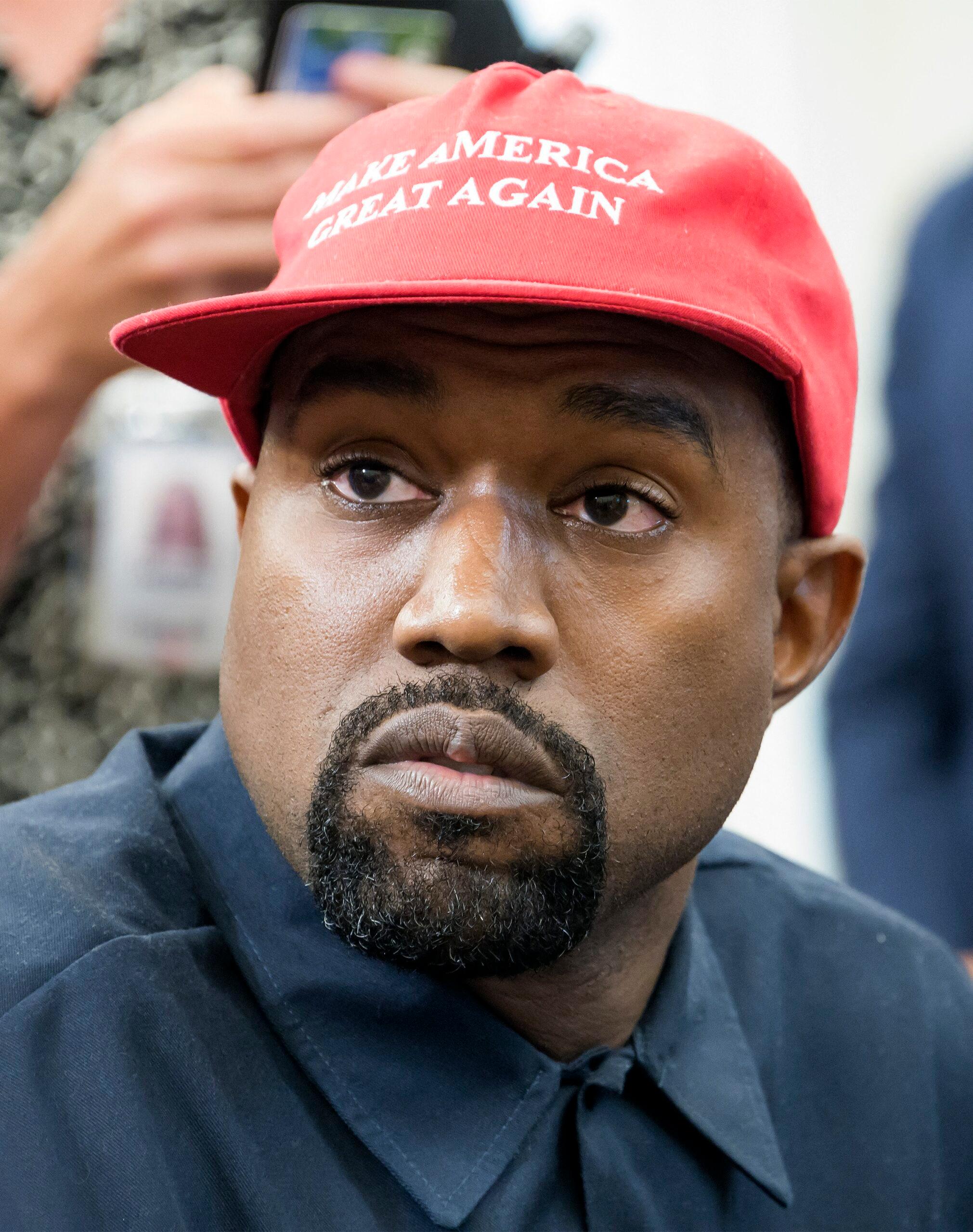 Kanye West mengenakan topi maga