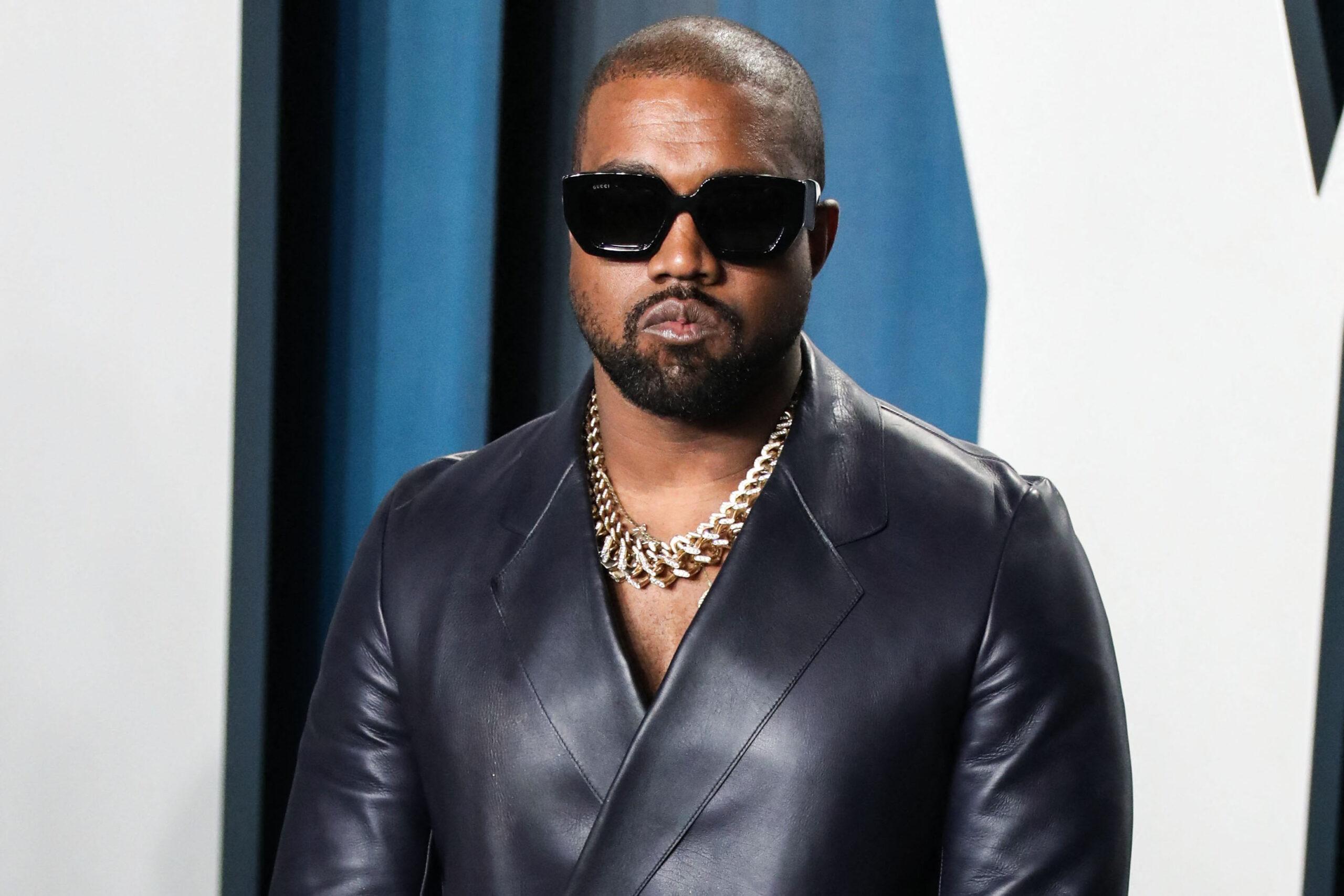 Kanye West (YE) mengenakan tampilan Dunhill tiba di pesta Oscar Vanity Fair 2020