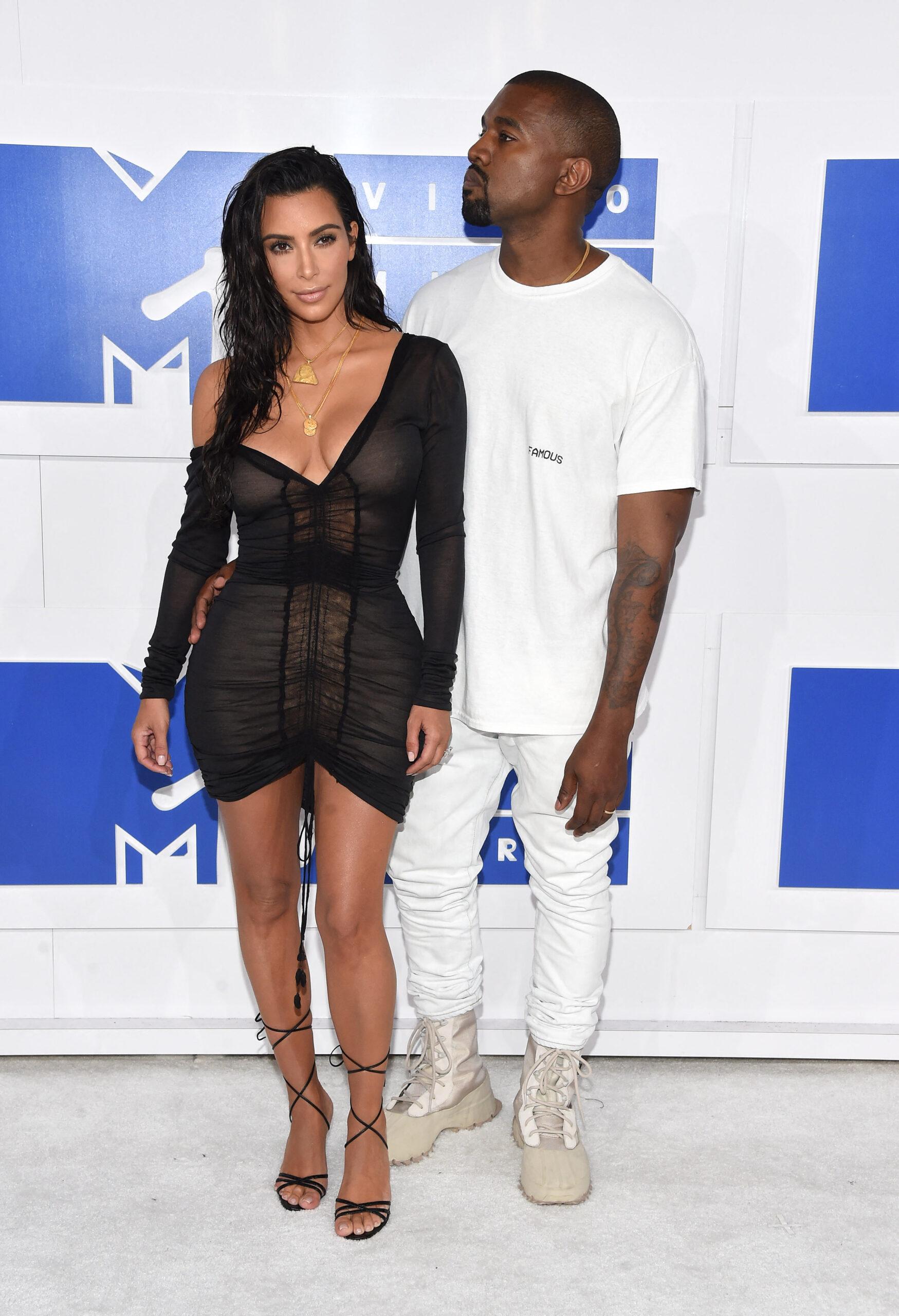 Kanye West dan Kim Kardashian berpose