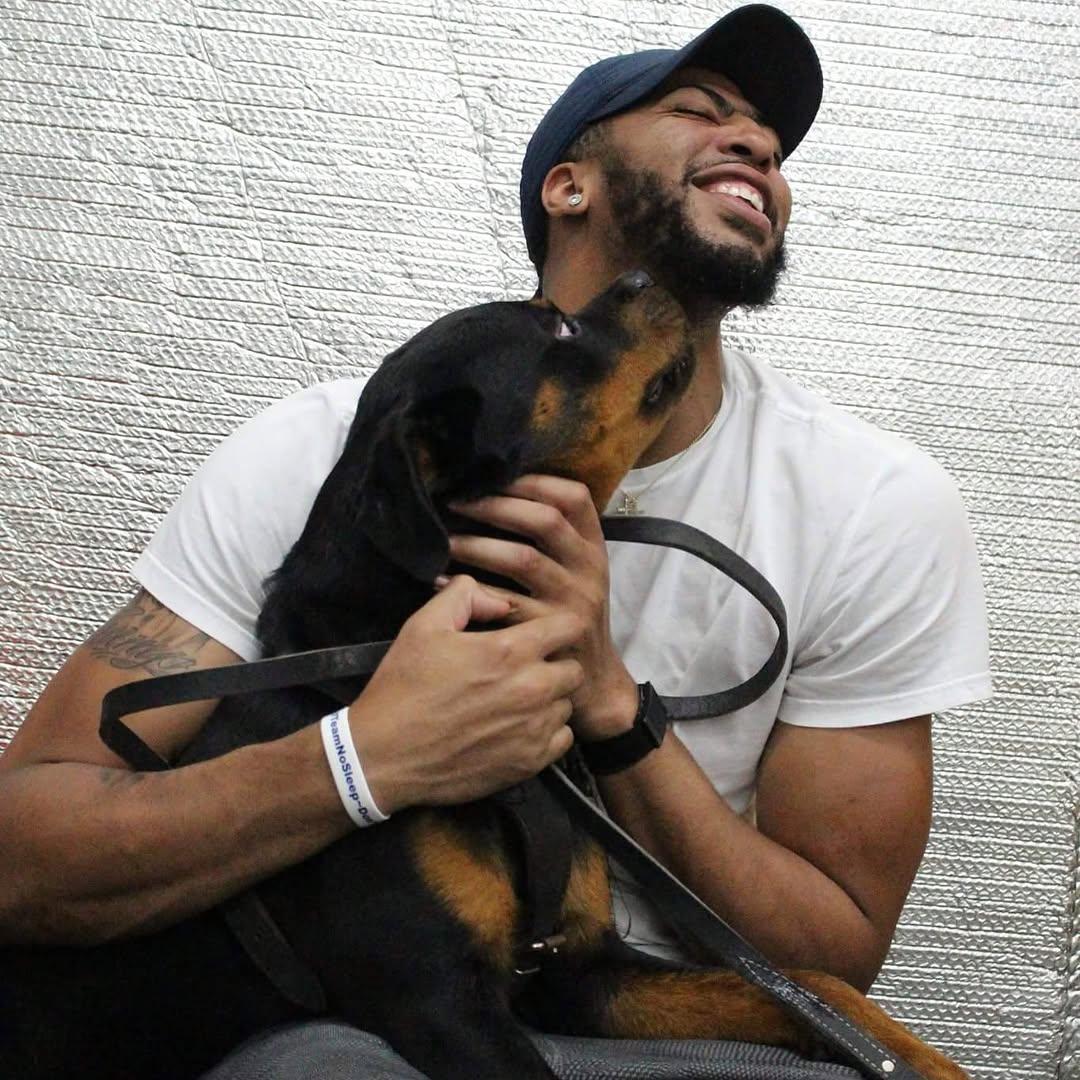 Anthony Davis e seu cachorro