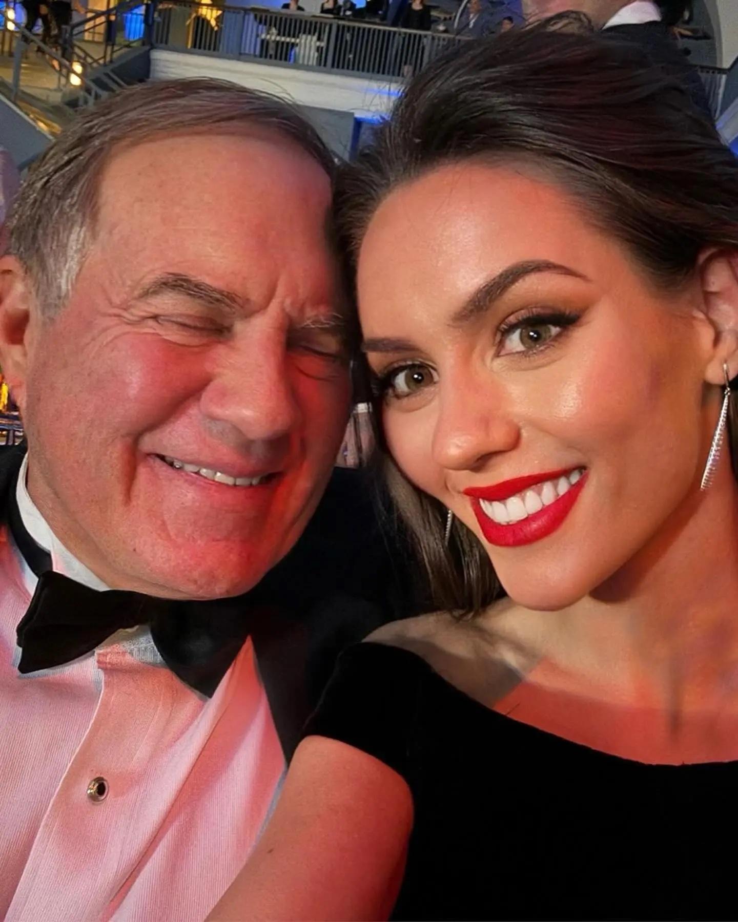 Bill Belichick dan Jordon Hudson Take Selfie