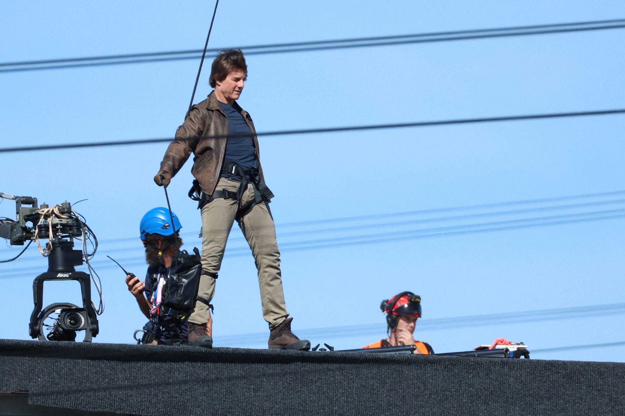 Tom Cruise stuns the stunes during the closing ceremony of the Paris Olympics 2024.