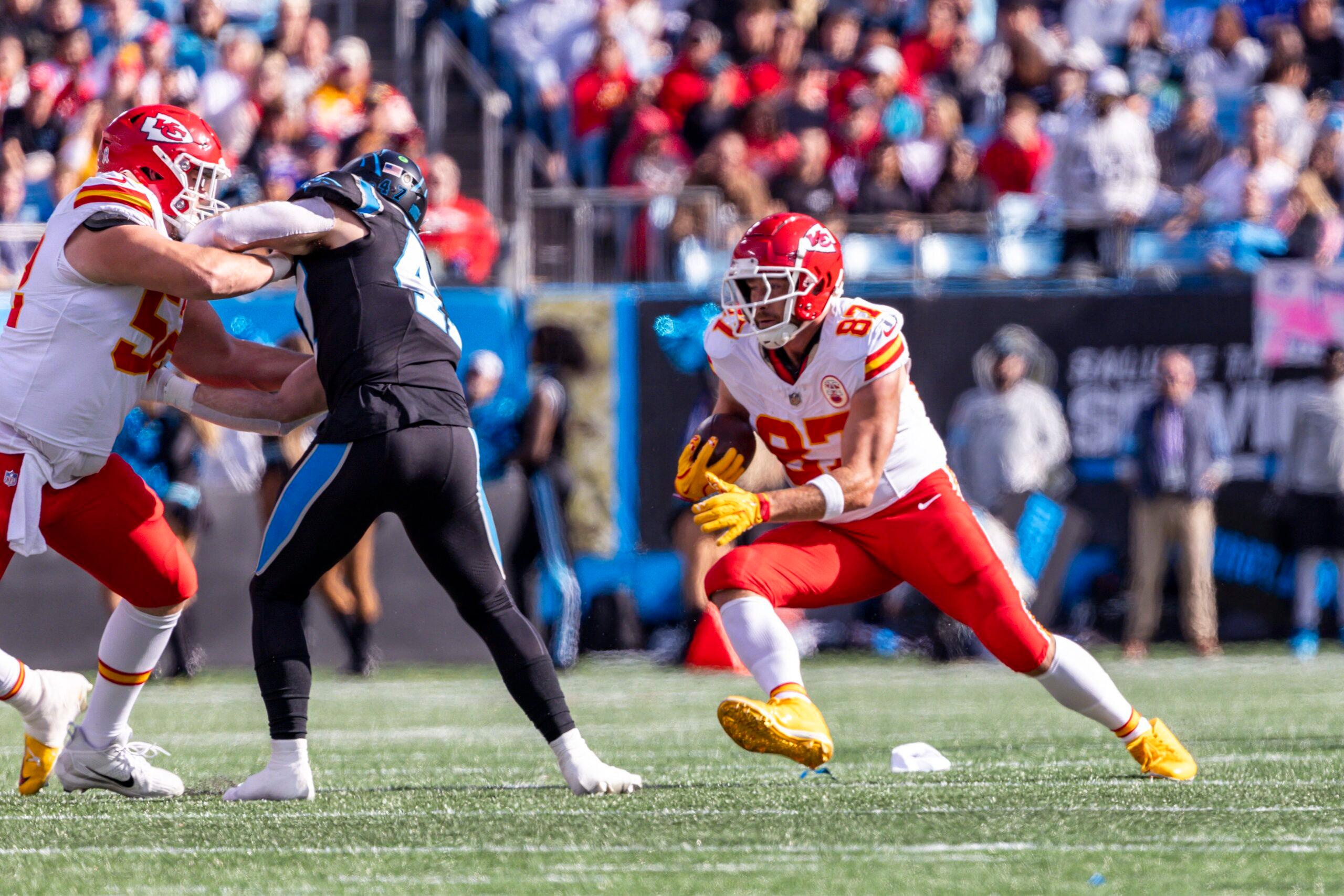 Travis Kelce en el campo de la NFL