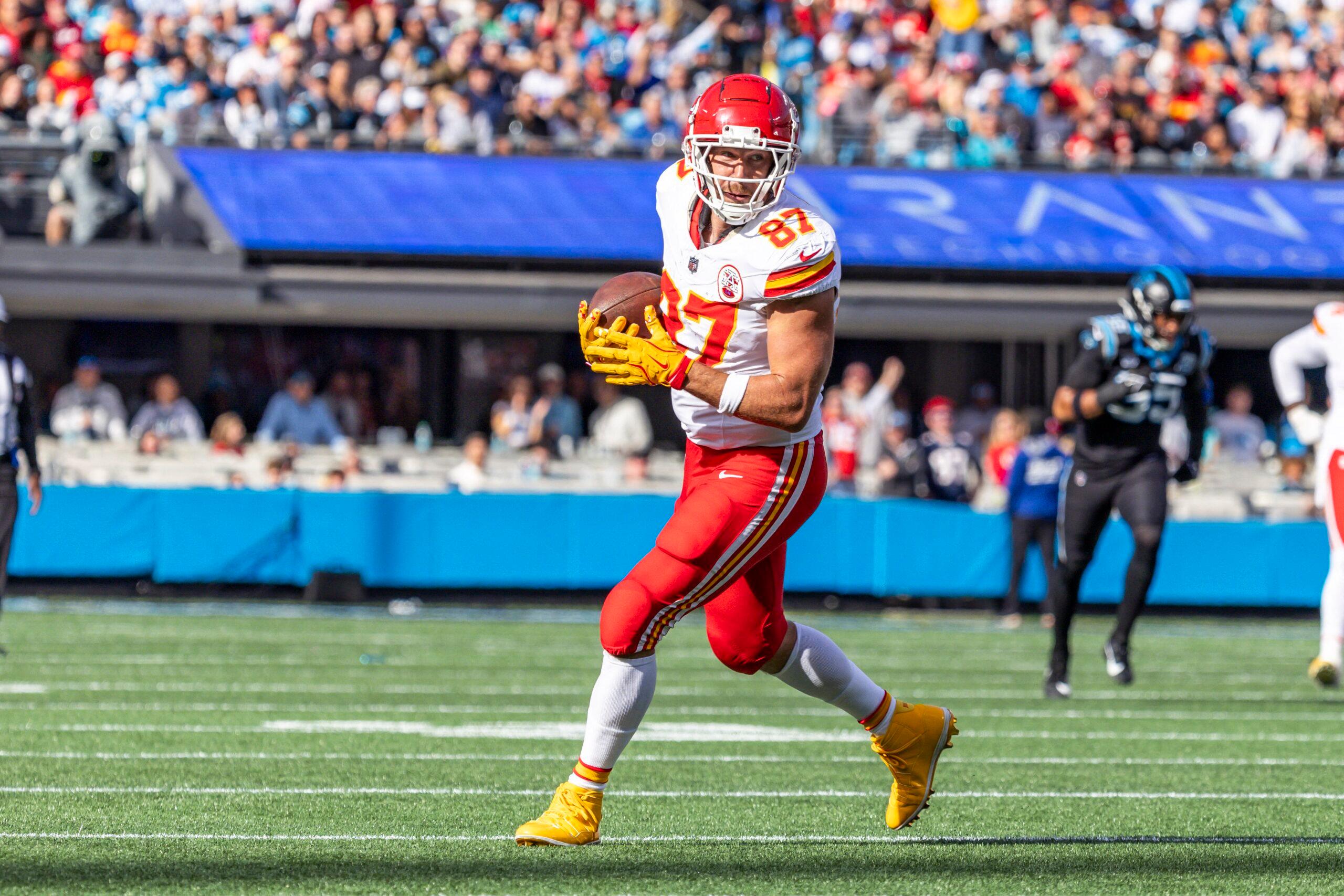 Travis Kelce en el campo de la NFL