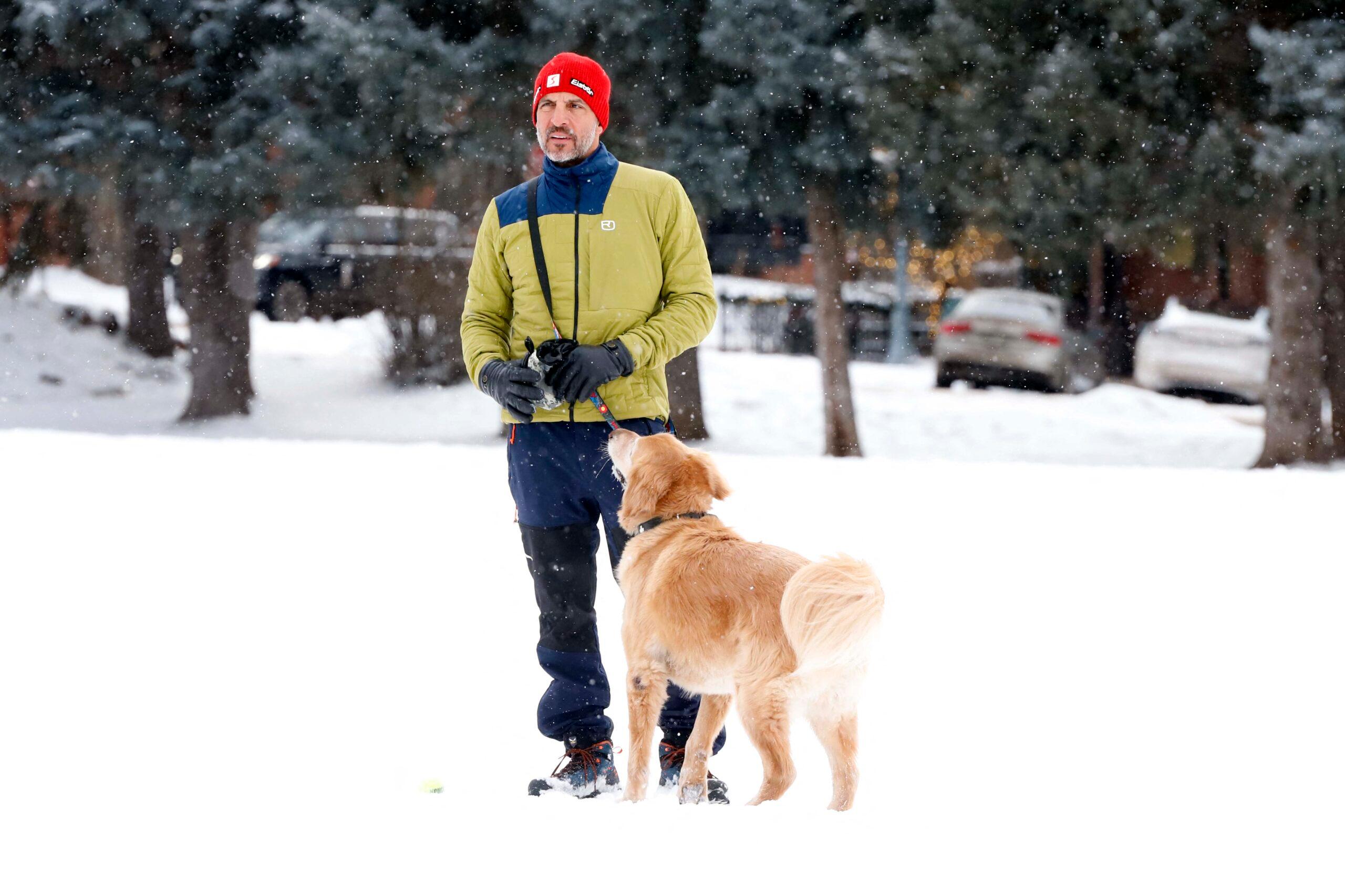 Mauricio Umansky takes his dog for a walk on the Christmas morning