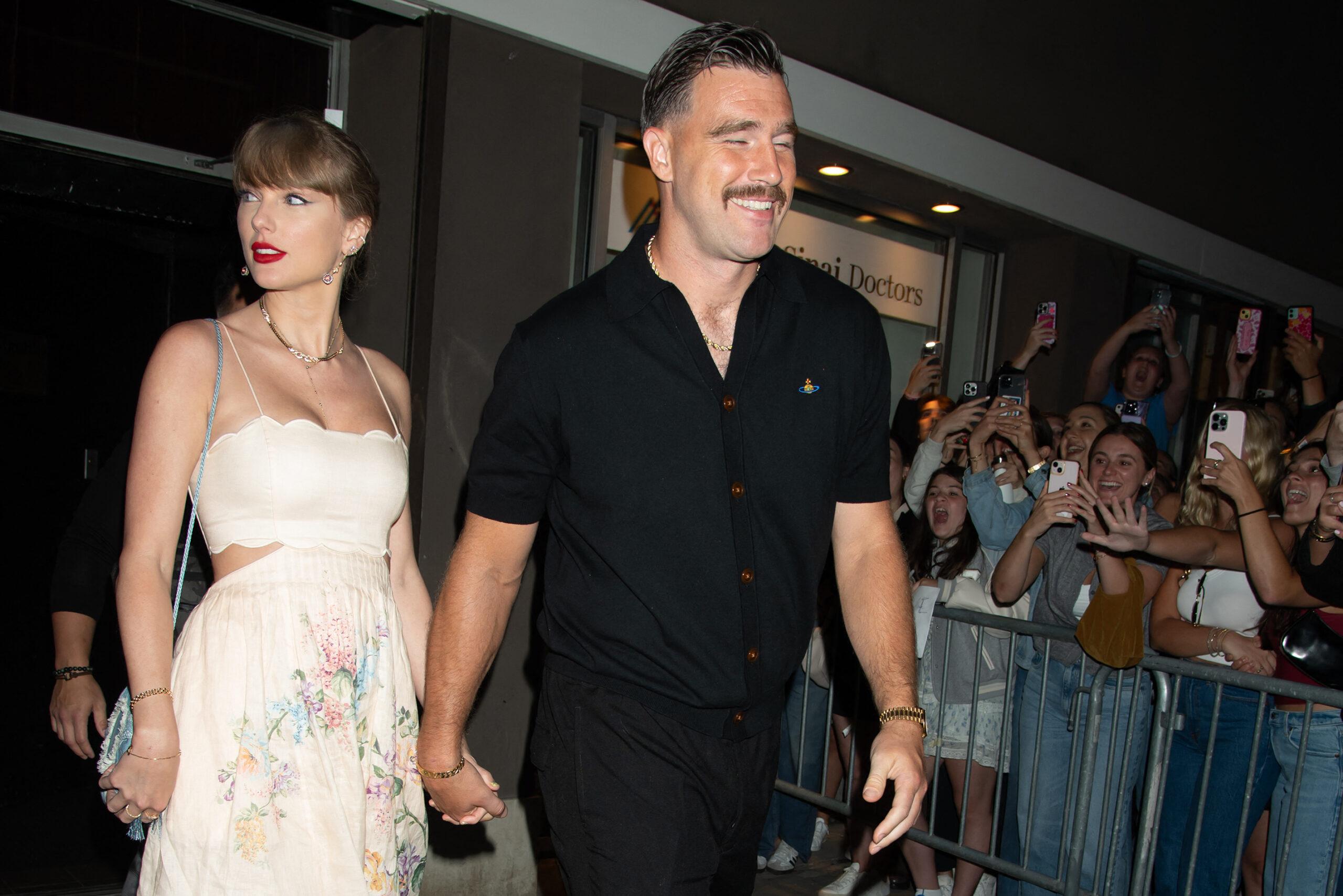 Taylor Swift dan Travis Kelce menghadiri pernikahan Karen Elson