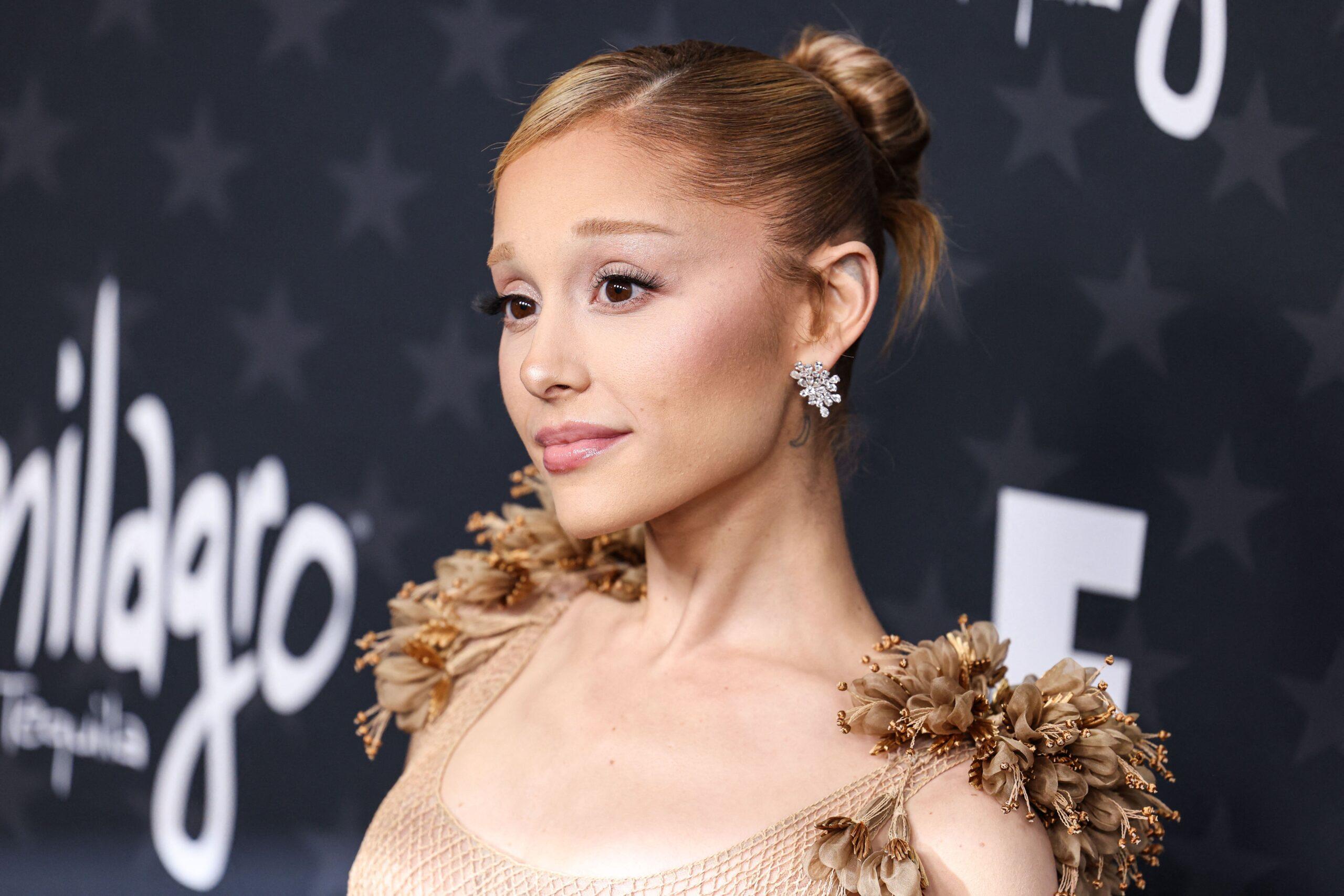 Ariana Grande Butera Mengenakan Gaun Dior dan Sepatu Jimmy Choo Tiba di Penghargaan Pilihan Kritikus Tahunan ke -30