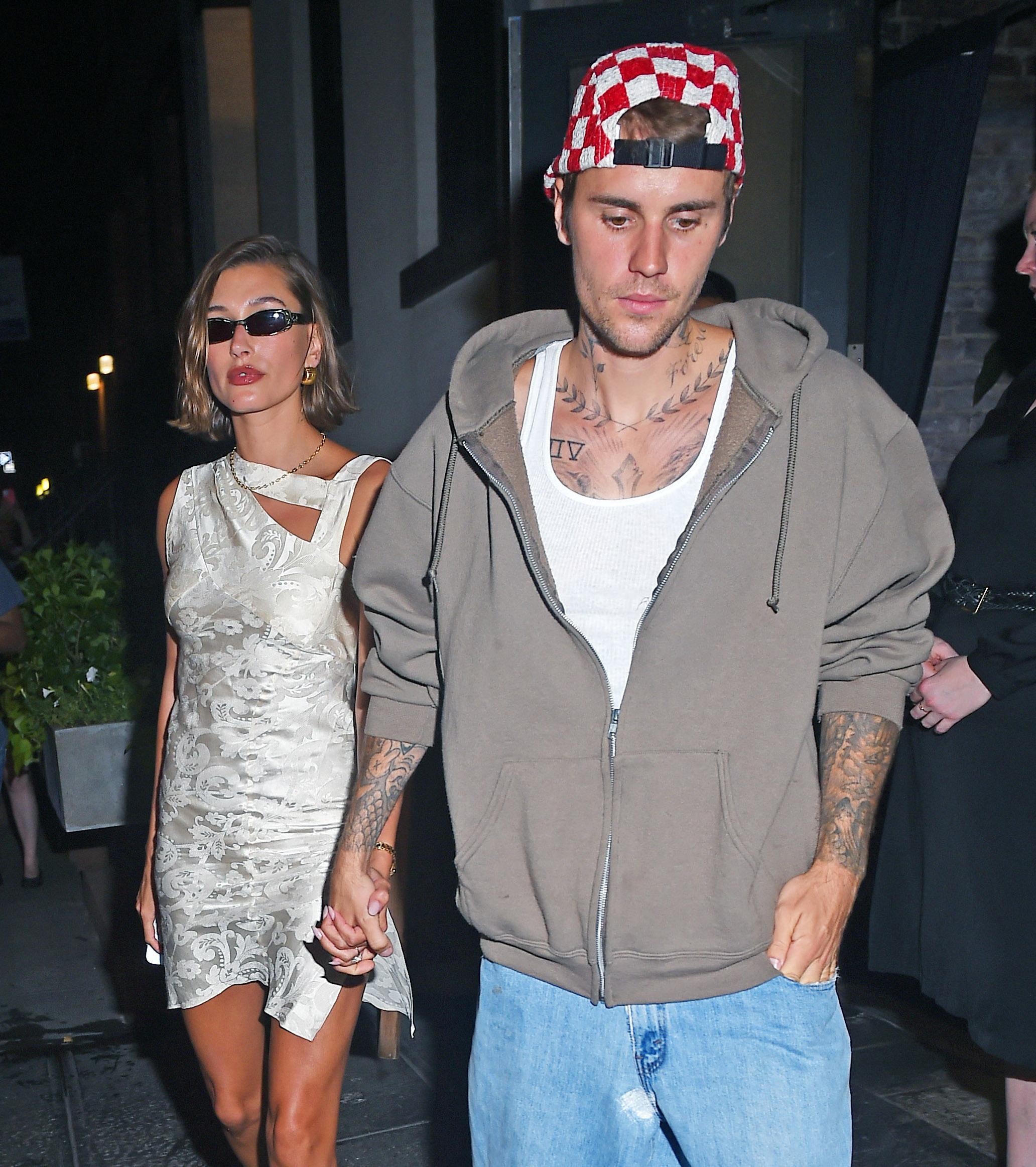 Hailey Bieber y Justin Bieber dejando a L'Artusi después de la cena