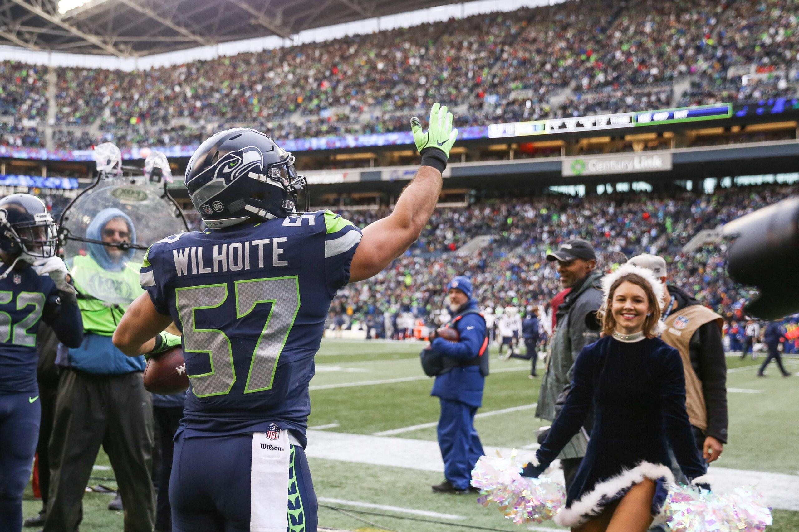 Michael Wilhoite waves during the NFL game between Rams vs Seahawks DEC 17