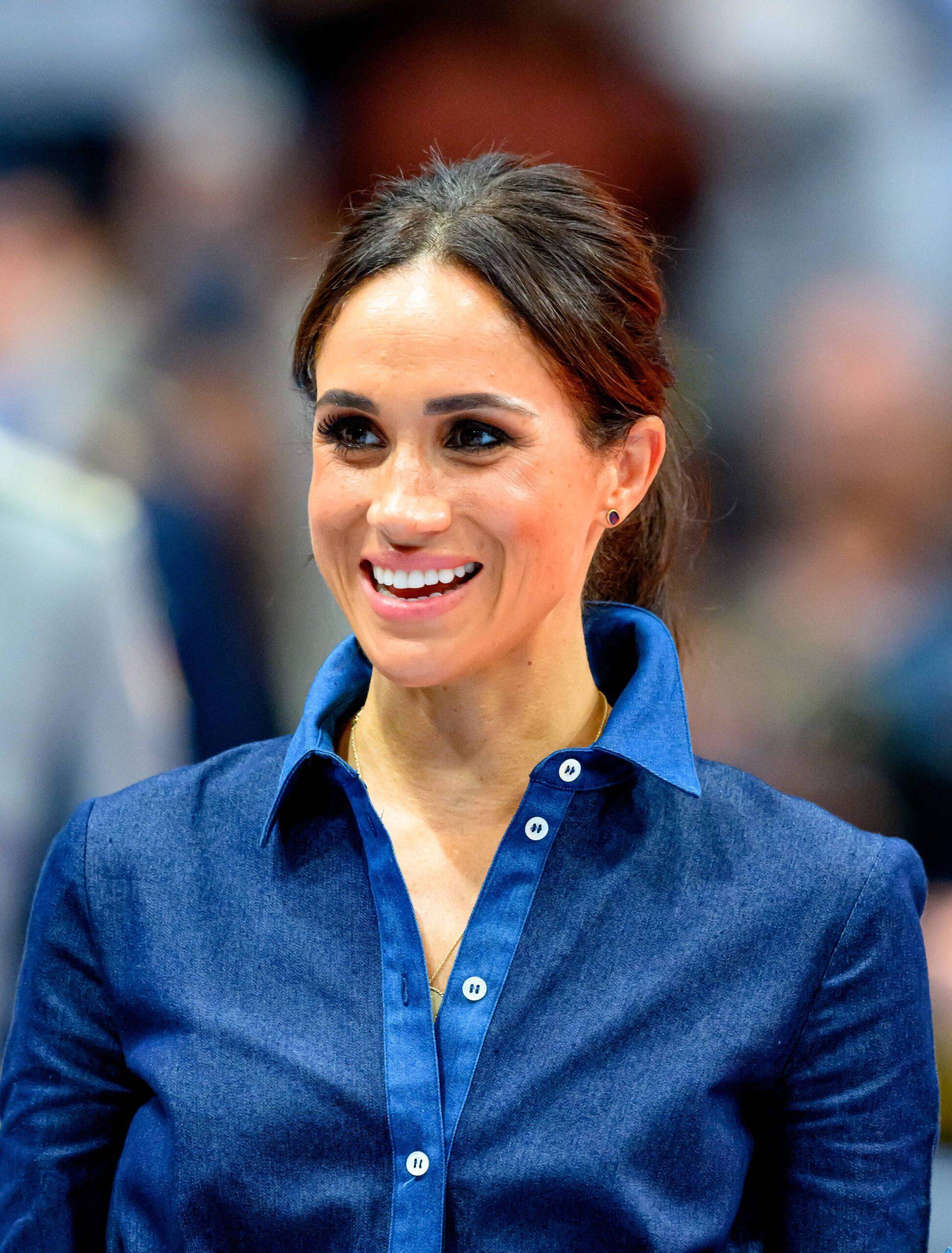 Meghan Markle tersenyum