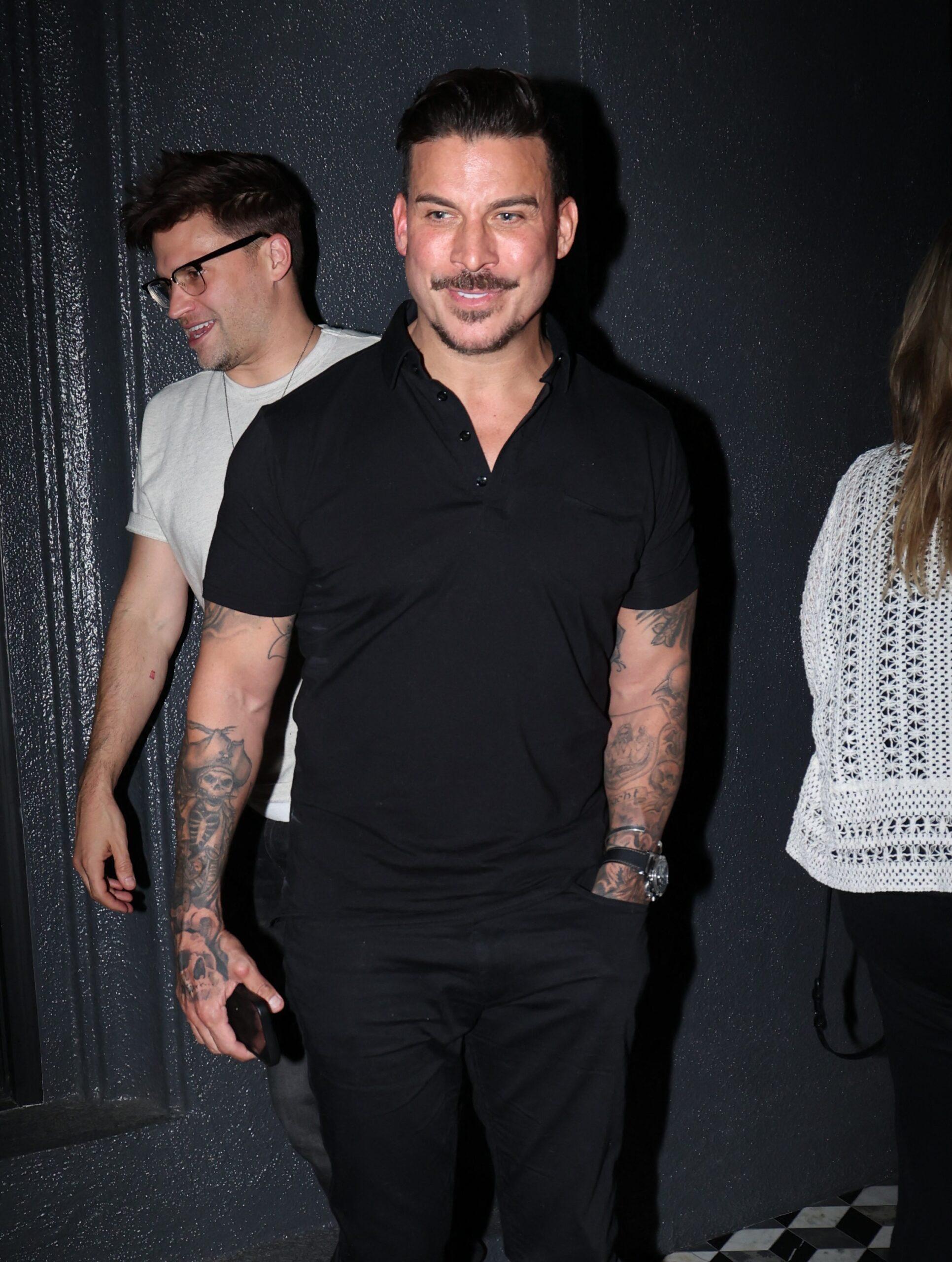 Jax Taylor dan Tom Schwartz berpose bersama untuk picutre saat keluar malam.