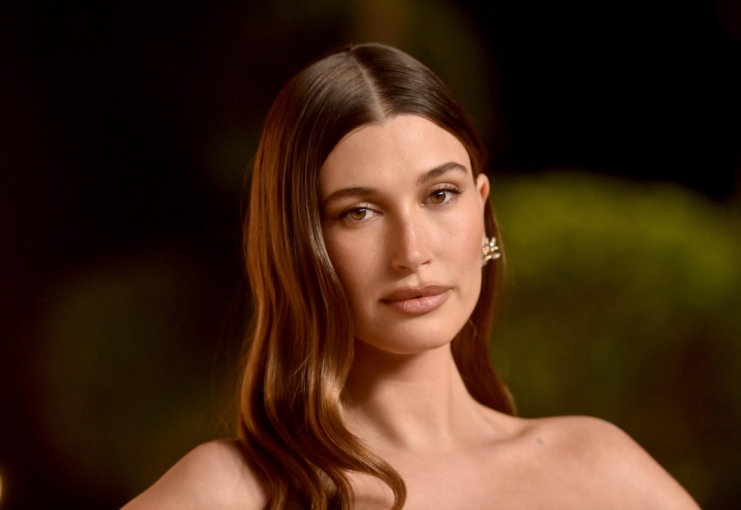 Hailey Bieber di 2025 Vanity Fair Oscar Party 