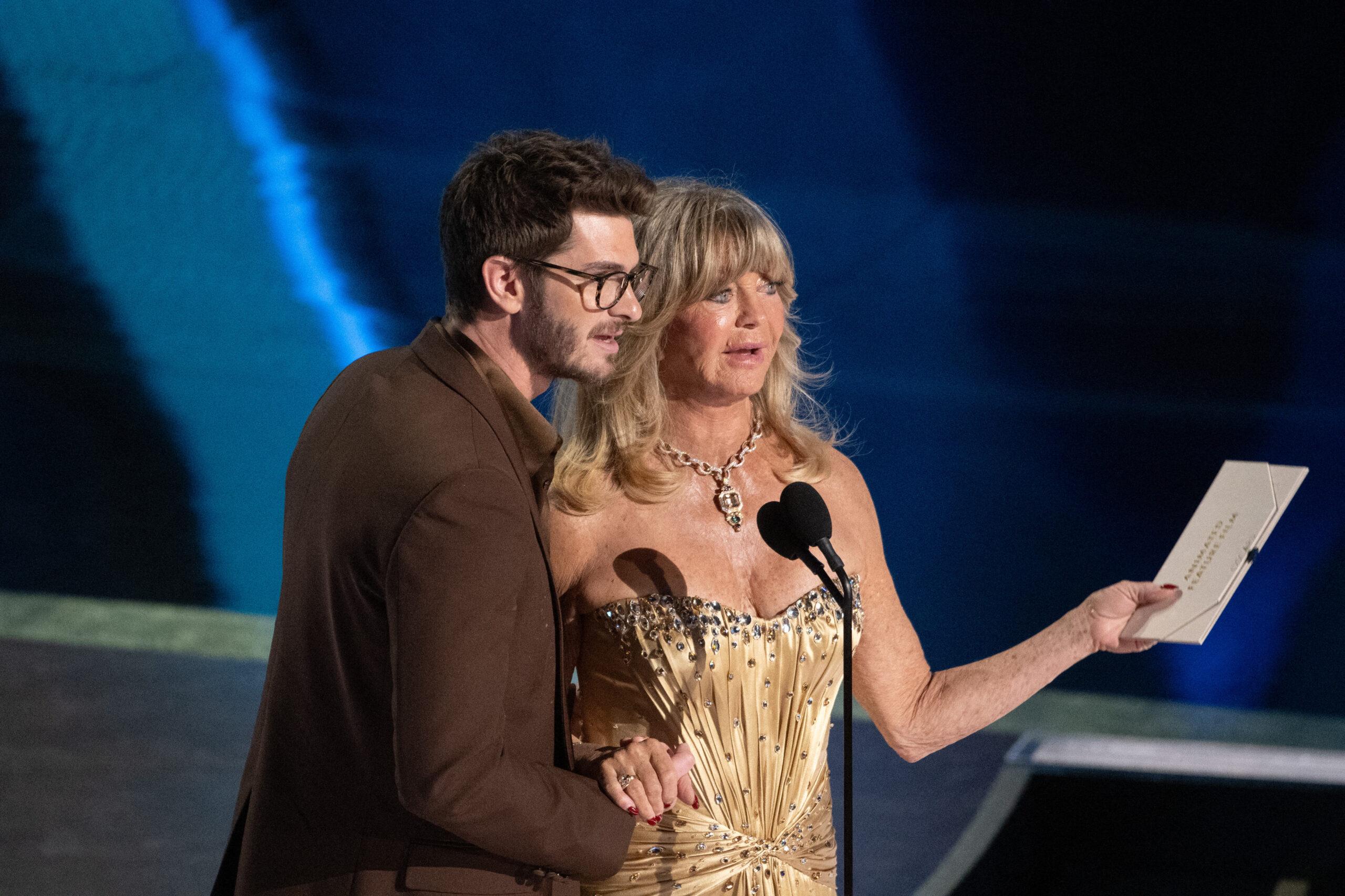 Andrew Garfield and Goldie Hawn present the Oscar