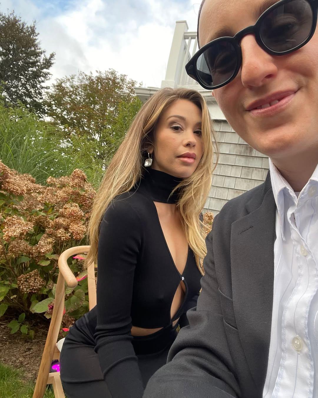 Gabby Windey dan Robby Hoffman mengambil selfie