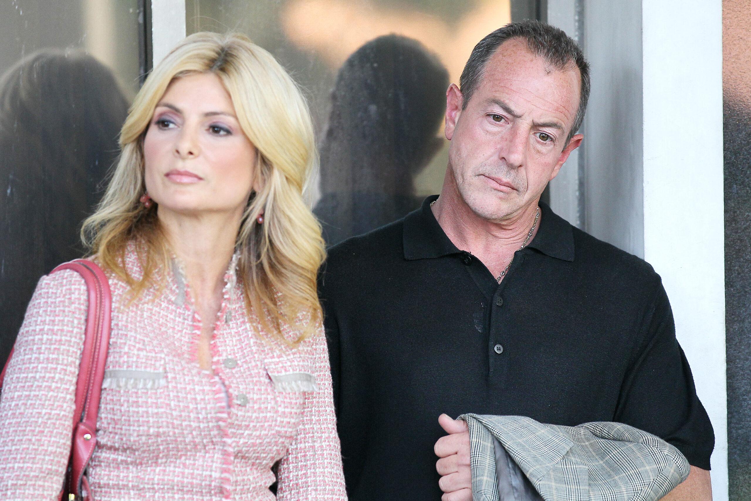 Kate Major dan Michael Lohan di luar gedung pengadilan Beverly Hills setelah putrinya, Lindsay Lohan, dijatuhi hukuman 90 hari penjara karena gagal menghadiri kelas pendidikan alkohol yang diperintahkan pengadilan.