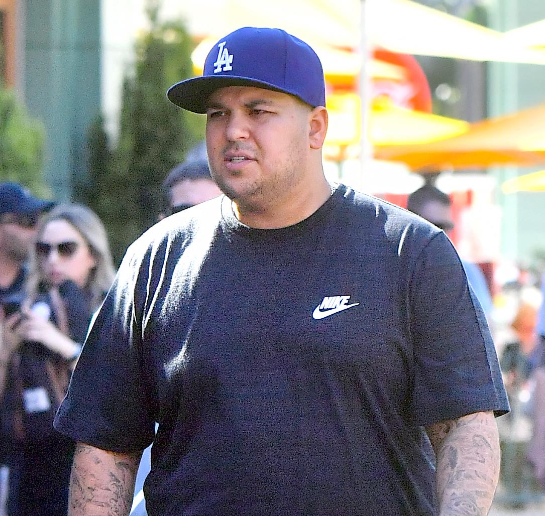 Rob Kardashian terlihat mengambil makanan ringan di Wetzels Pretzels di Disneyland