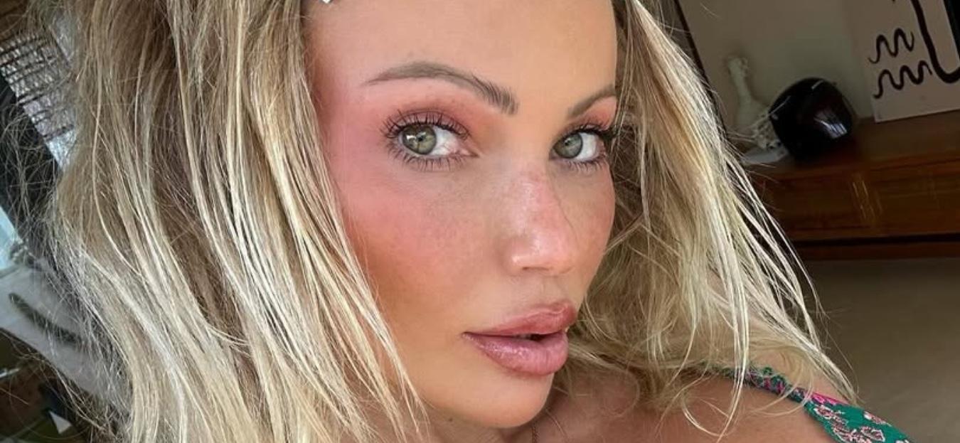 Abby Dowse snaps a selfie.