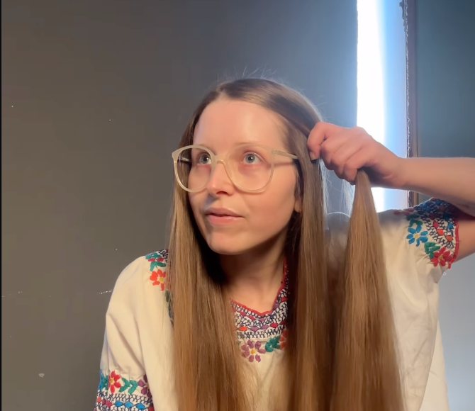 Jessie Cave memegang rambutnya