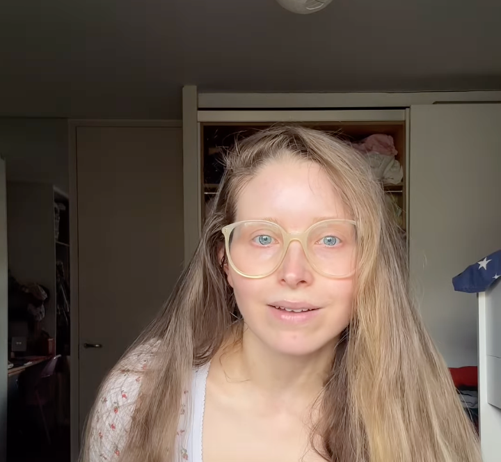 Jessie Cave mengambil video