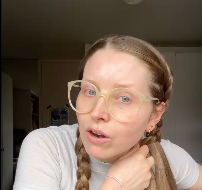 Jessie Cave mengepang rambutnya