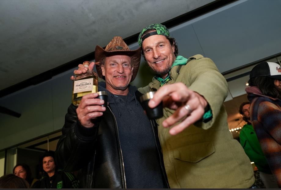 Matthew McConahs enjoys tequila with Woody Harelson