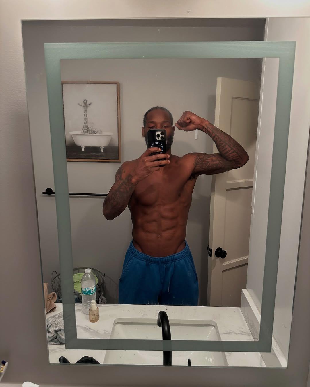 Le'veon Bell mengambil mirror selfie