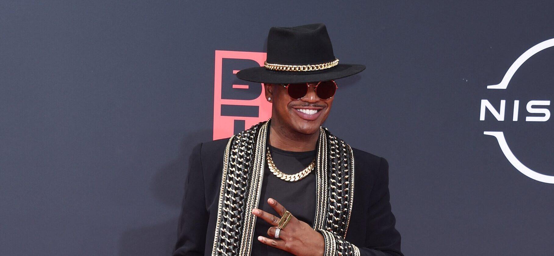 Singer Ne-Yo posing on the red carpet at the BET Awards in 2022.