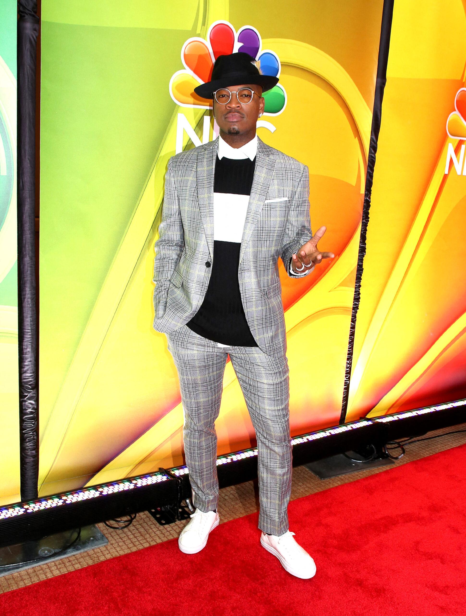 Ne-Yo pone un bote rojo para el evento NBC. 