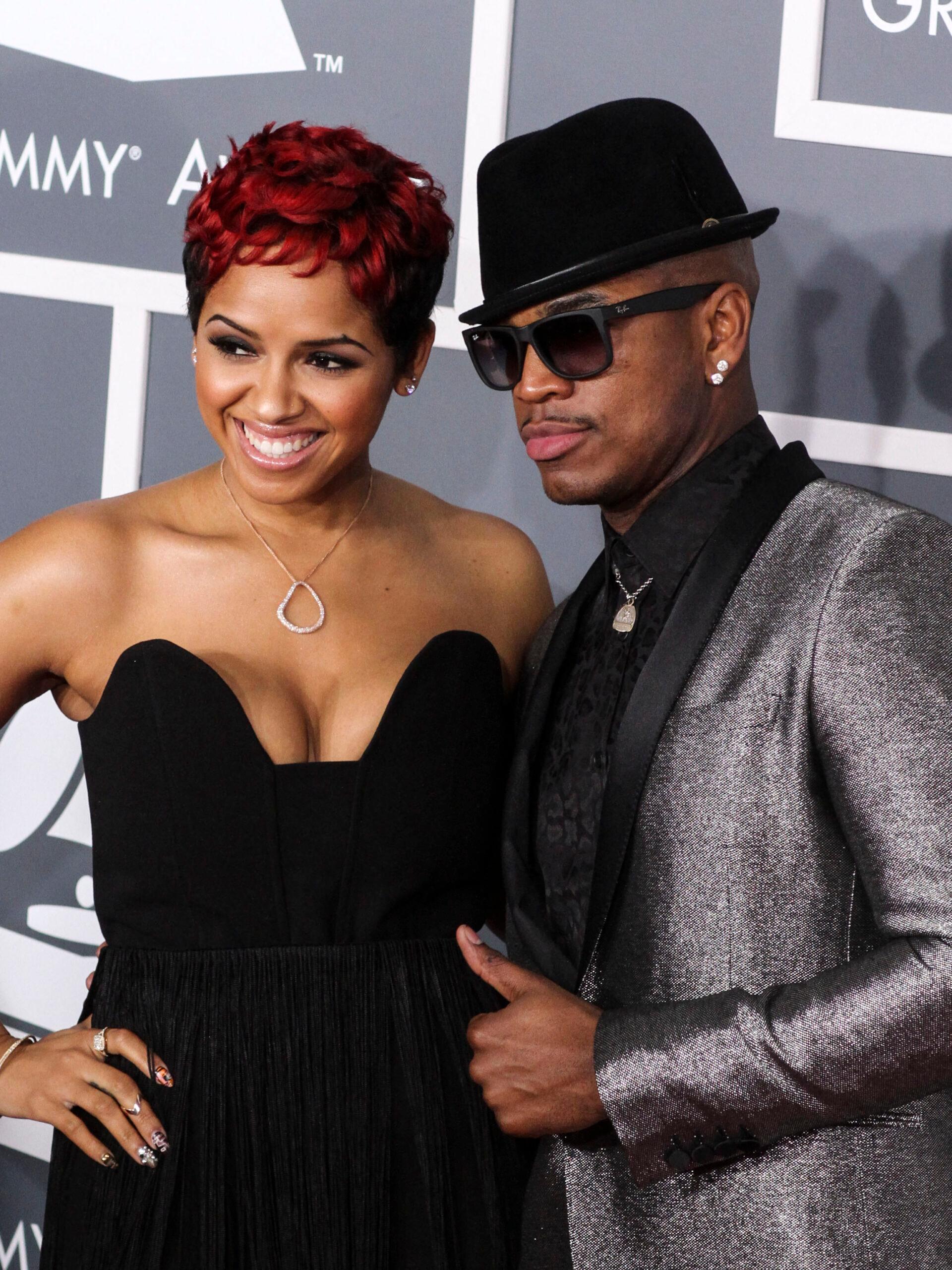 Ne-Yo y Monyototta Shaw ponen una bolsa roja en 2013.