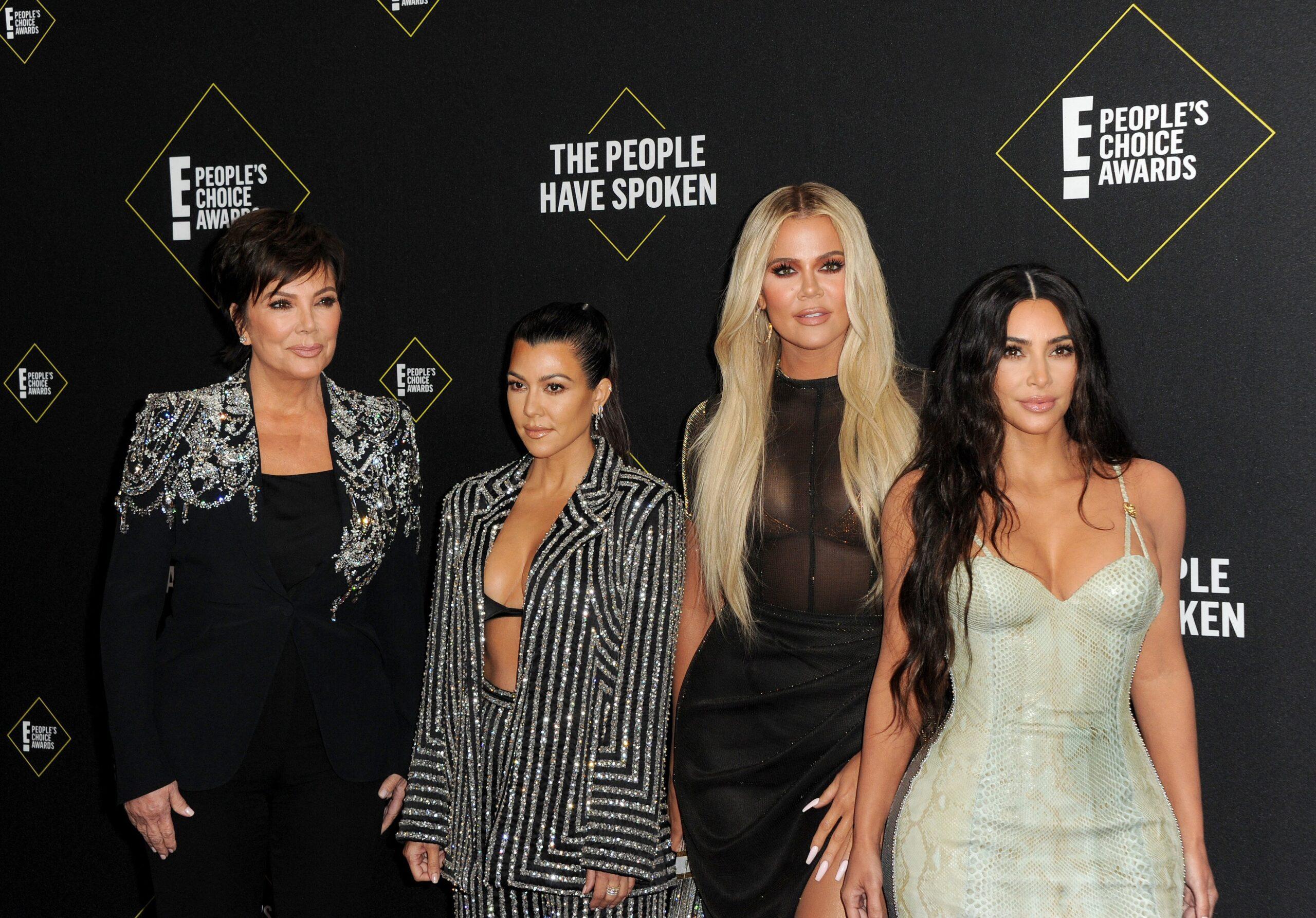 Kris Jenner, Kourtney Kardashian, Kim Kardashian dan Khloe Kardashian di 2019 E! Penghargaan Pilihan Rakyat 