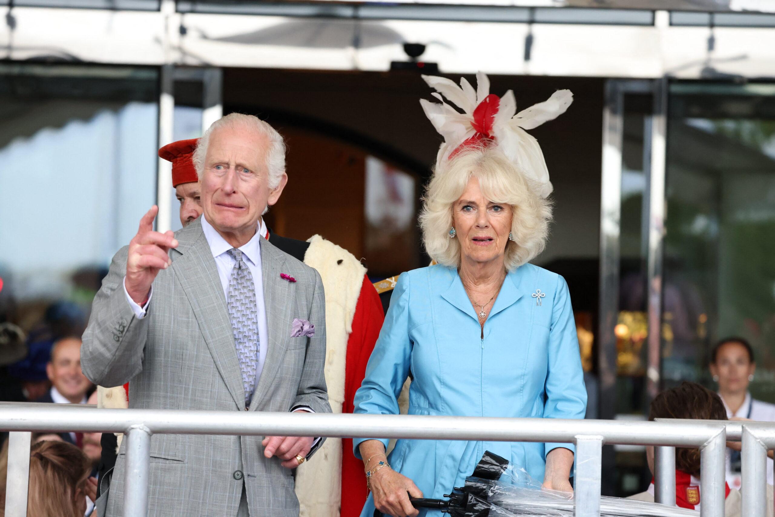 Raja Charles dan Ratu Camilla berpose bersama.