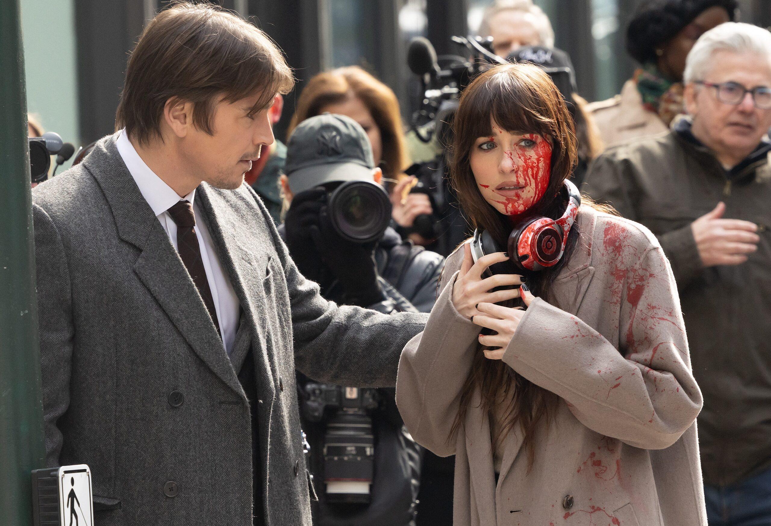 Dakota Johnson y CO Star Bill Bloody en su lugar por "Verificación" en Nueva York