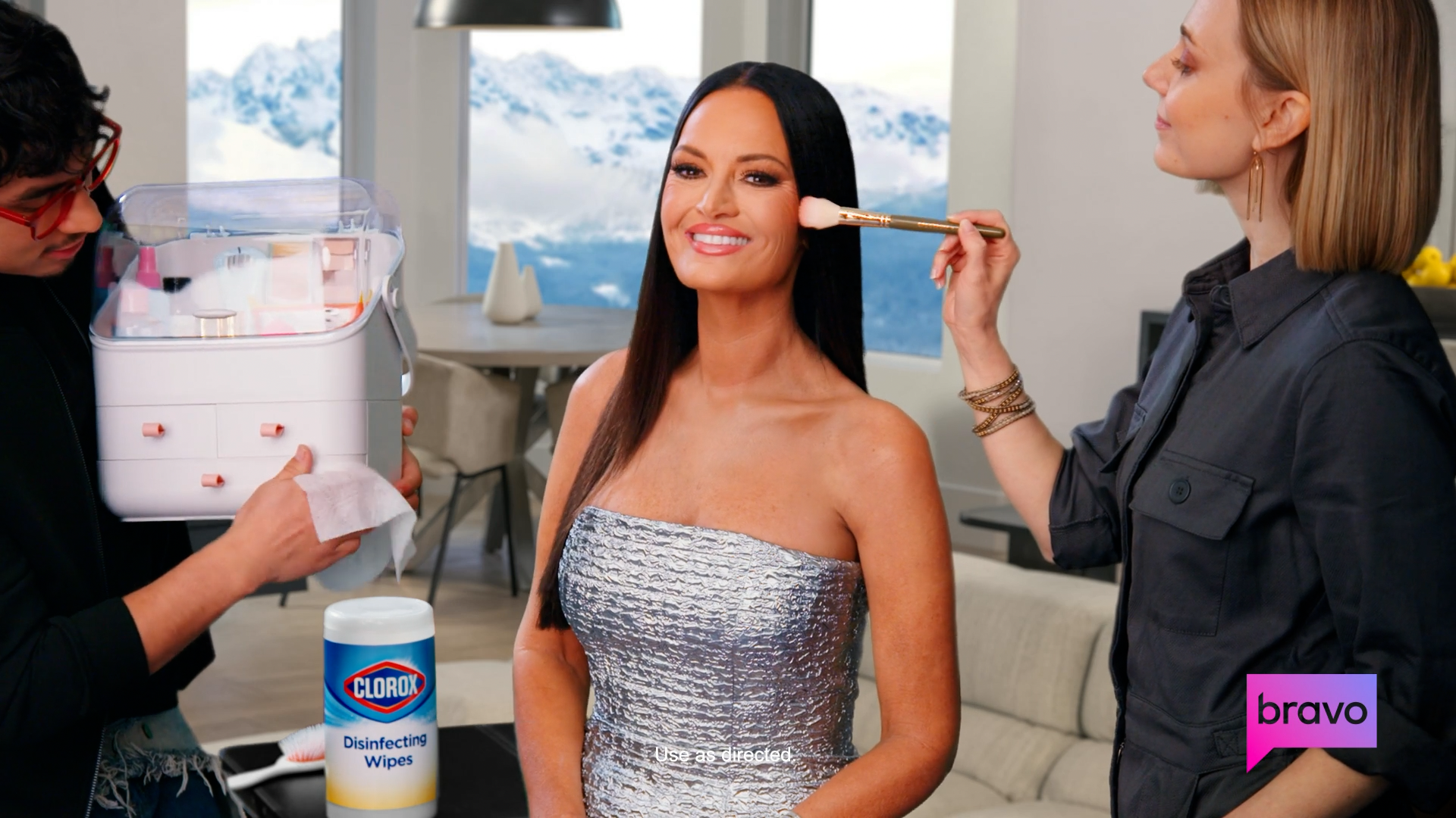 Lisa Barlow mempromosikan 'rhoslc' dan clorox.