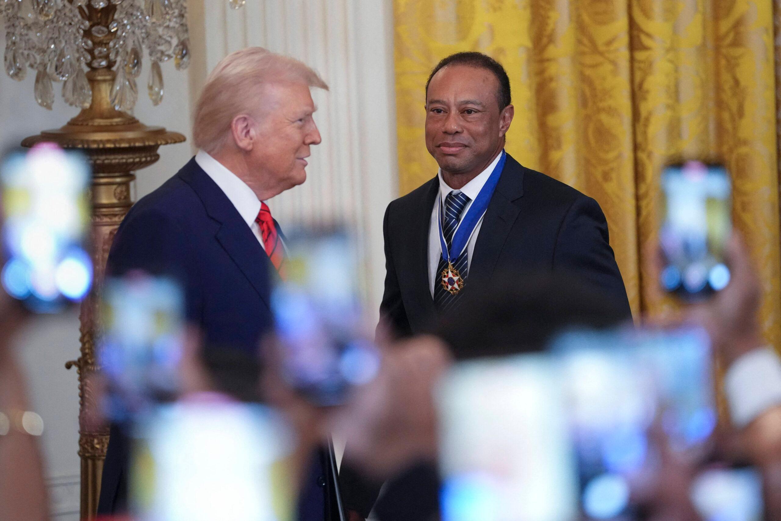 Presiden Donald Trump berpartisipasi dalam resepsi Bulan Sejarah Hitam dengan Tiger Woods