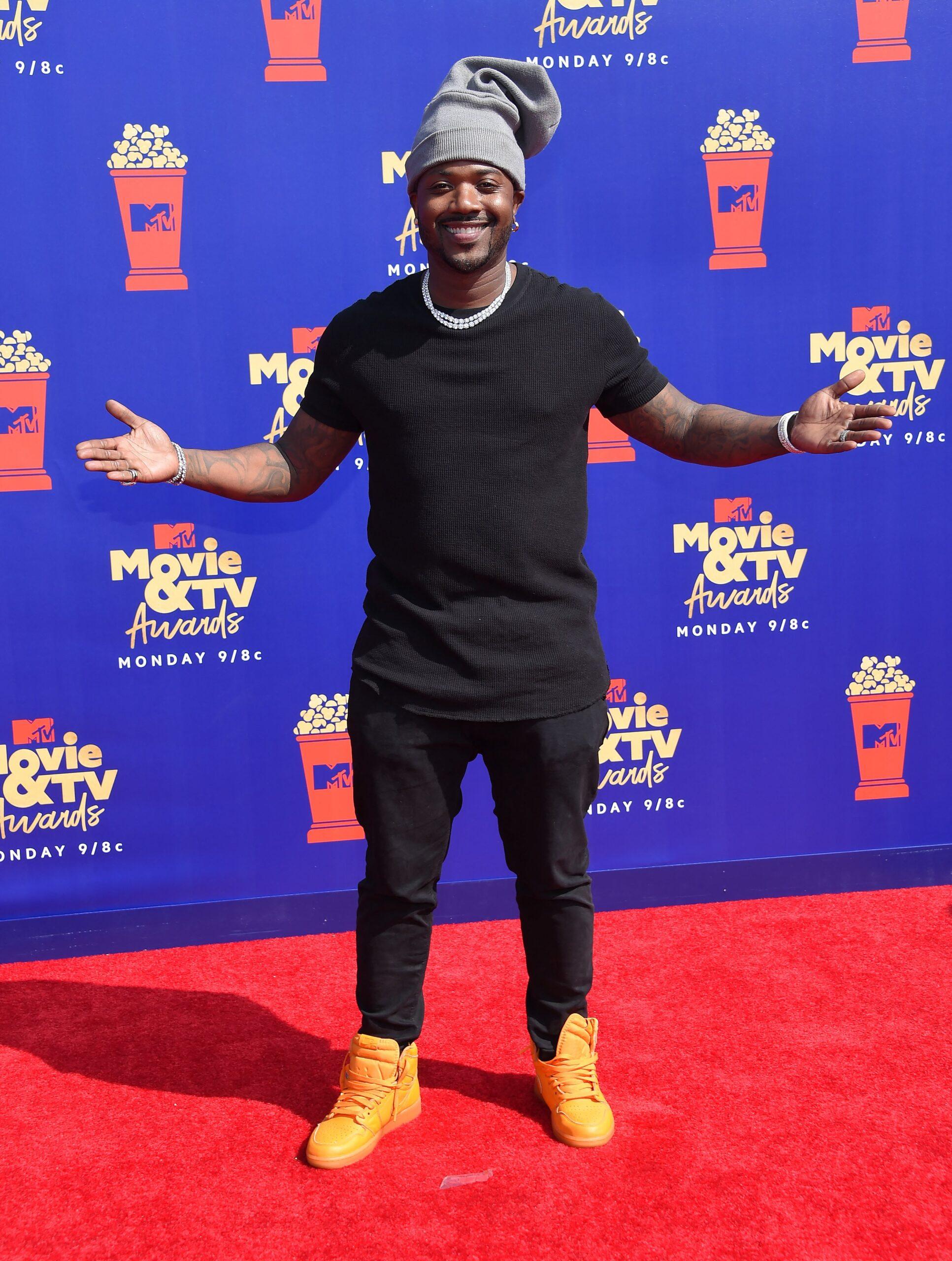 Ray J posing on the red carpet at the MTV Awards.