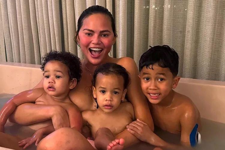 Chrissy Teigen bathe with her children