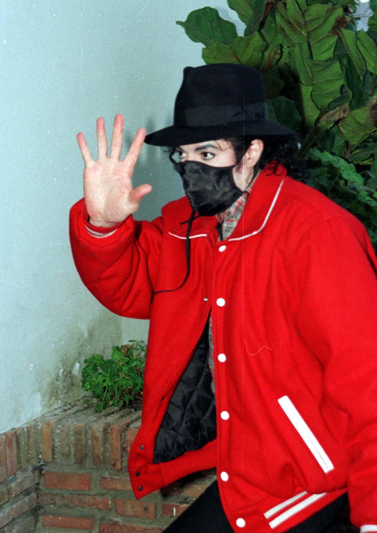 Michael Jackson waving